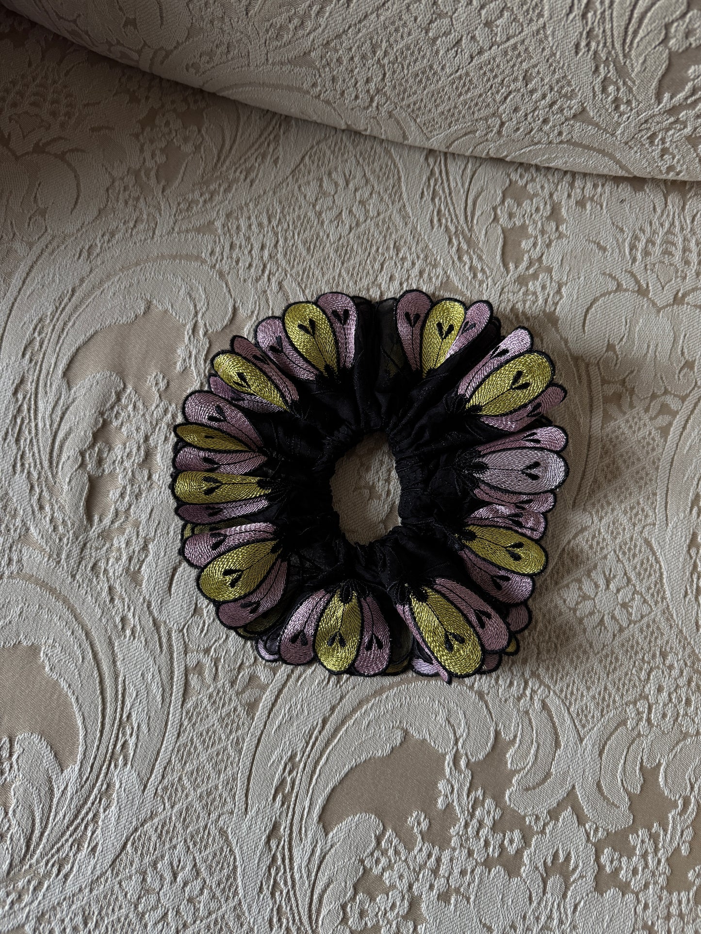 Chouchou ornemental couture - Modèle "AURA"- Organza de fleurs brodées