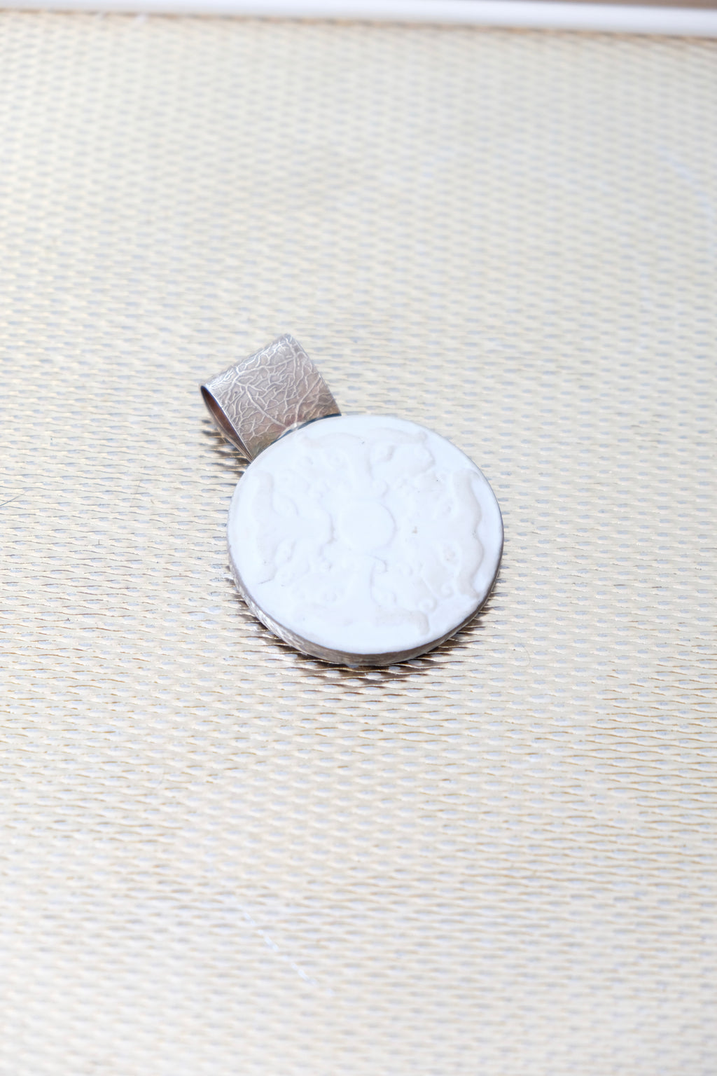 VINTAGE Pendentif en argent et porcelaine