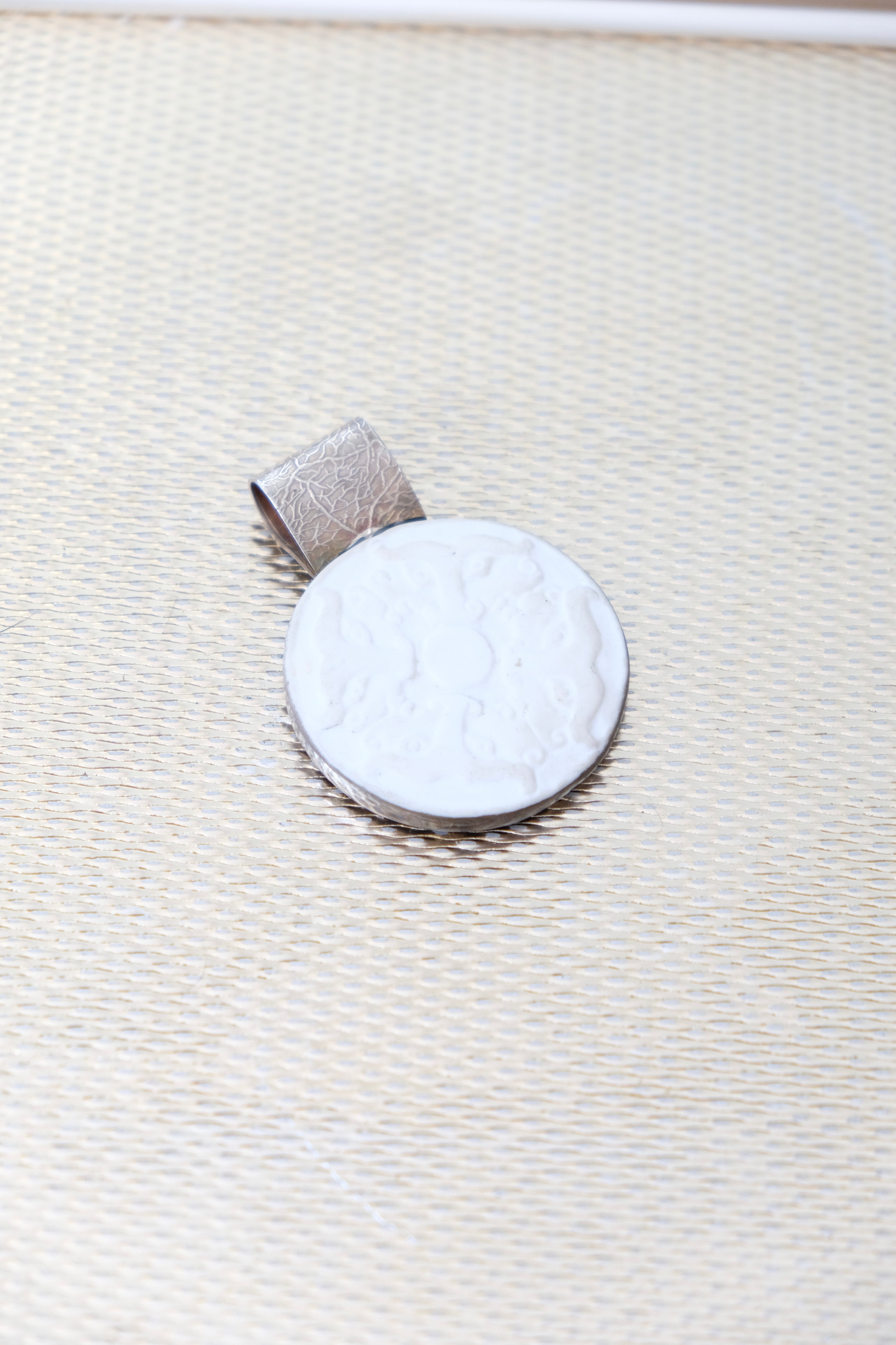 VINTAGE Pendentif en argent et porcelaine
