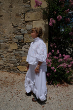 EMMA VERDIER KREMER Blouse Héritage – Fleurs brodées main sur coton blanc