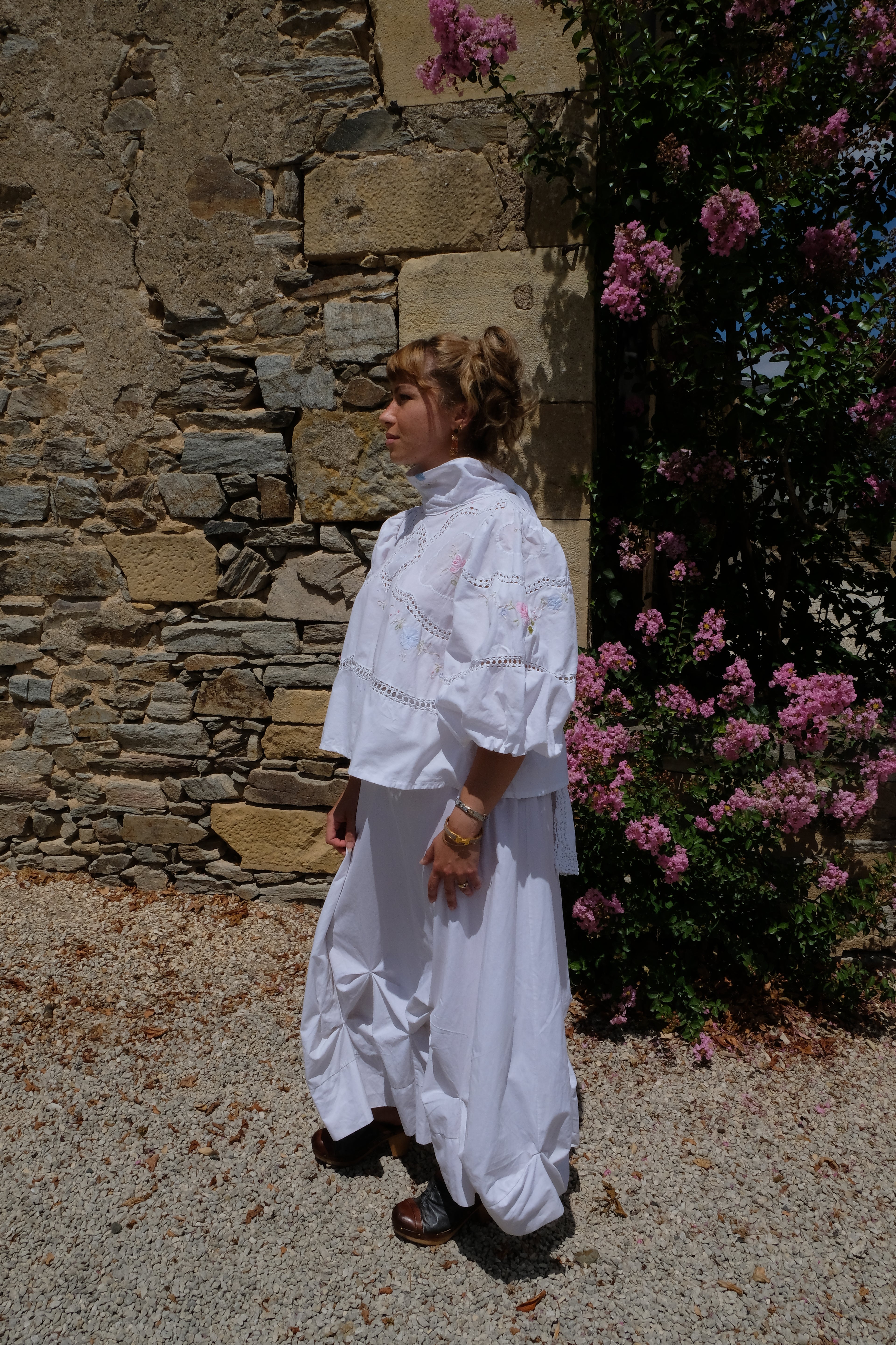EMMA VERDIER KREMER Blouse Héritage – Fleurs brodées main sur coton blanc