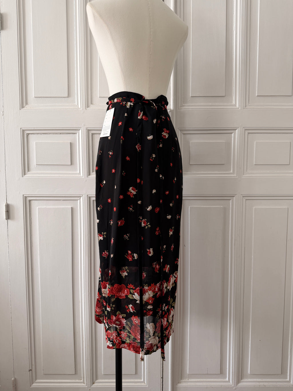 Y2K VINTAGE Jupe portefeuille noire à fleurs rouges