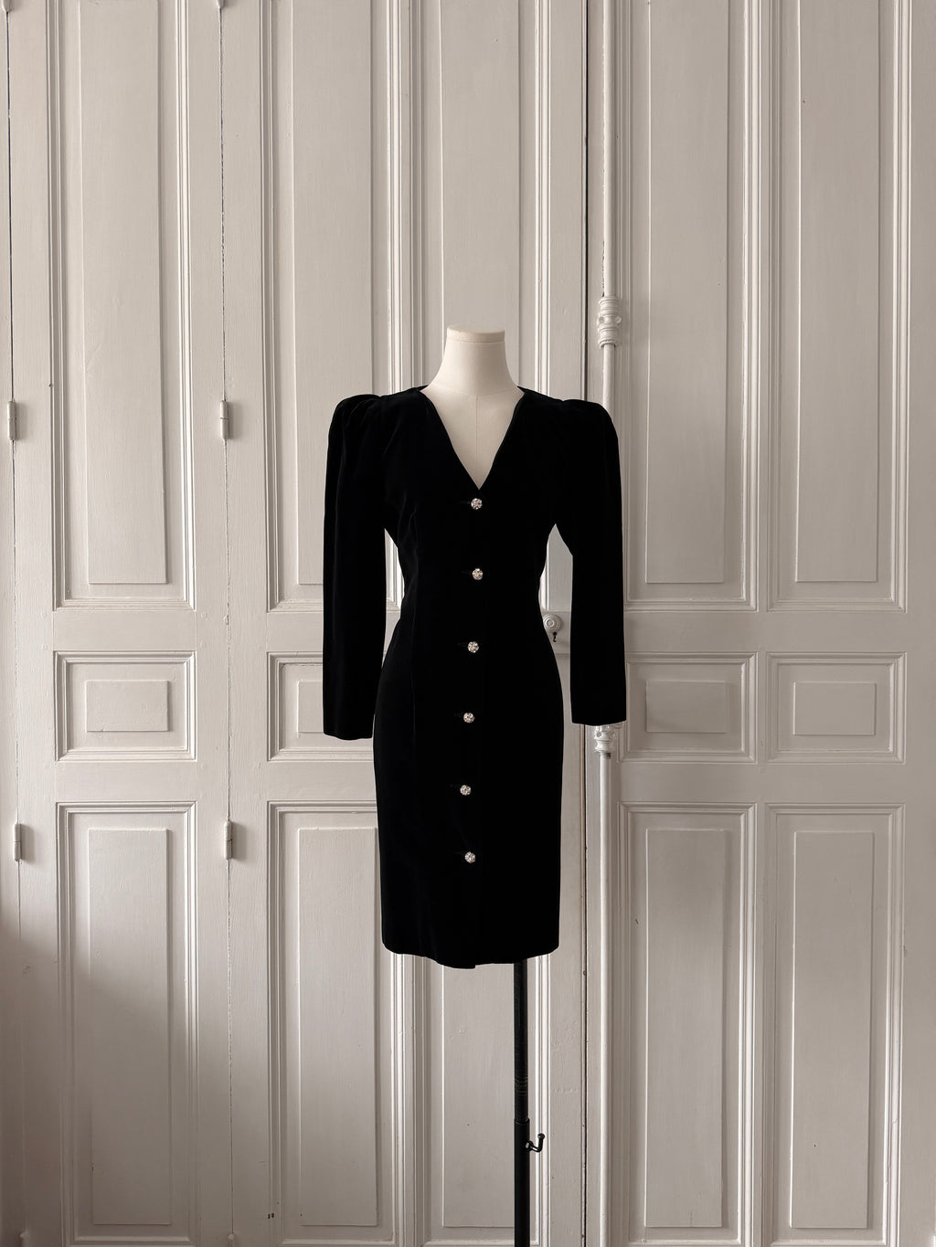 GUY LAROCHE Robe en velours boutons bijoux argentés et strassés 36