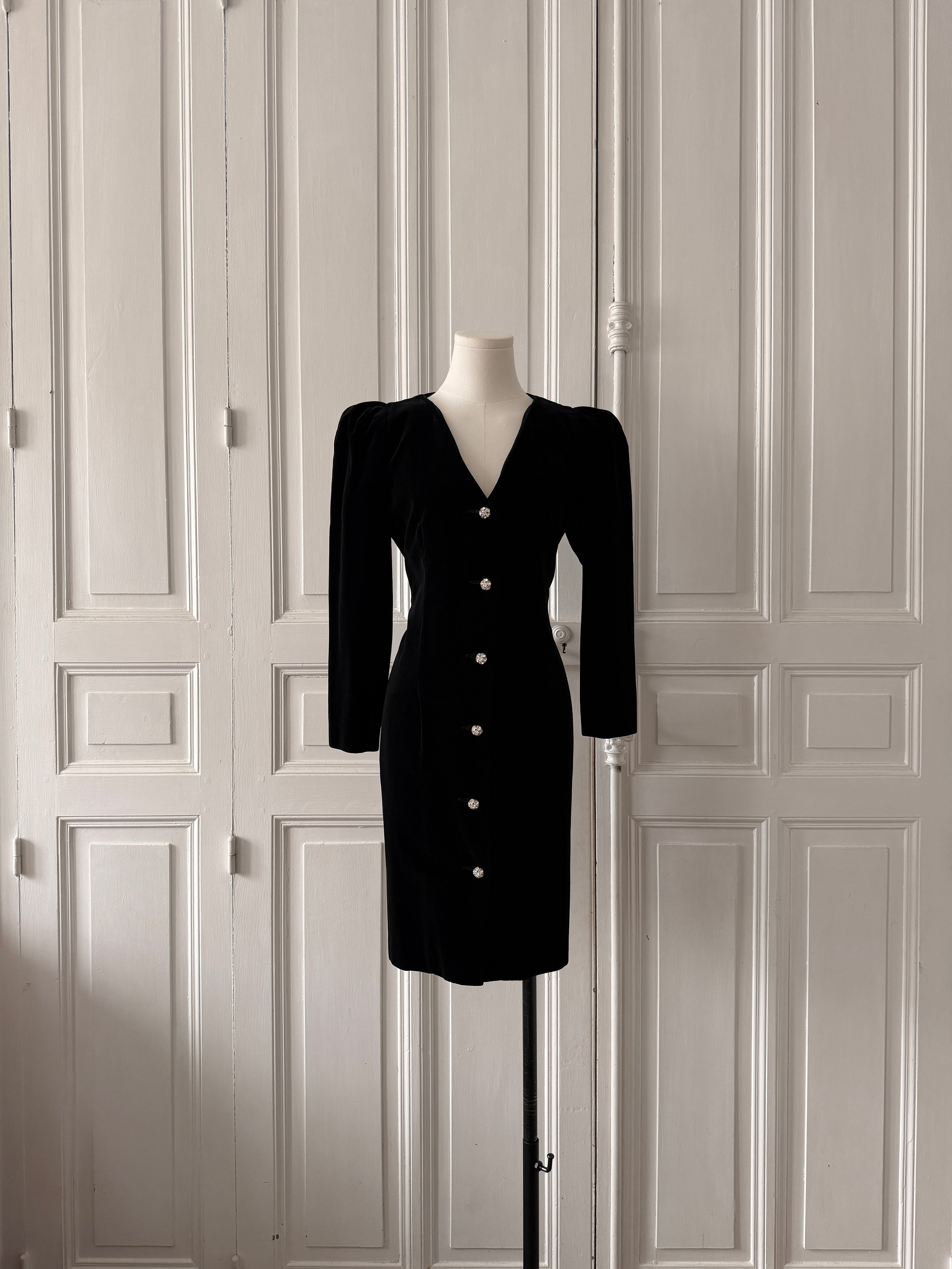 GUY LAROCHE Robe en velours boutons bijoux argentés et strassés 36