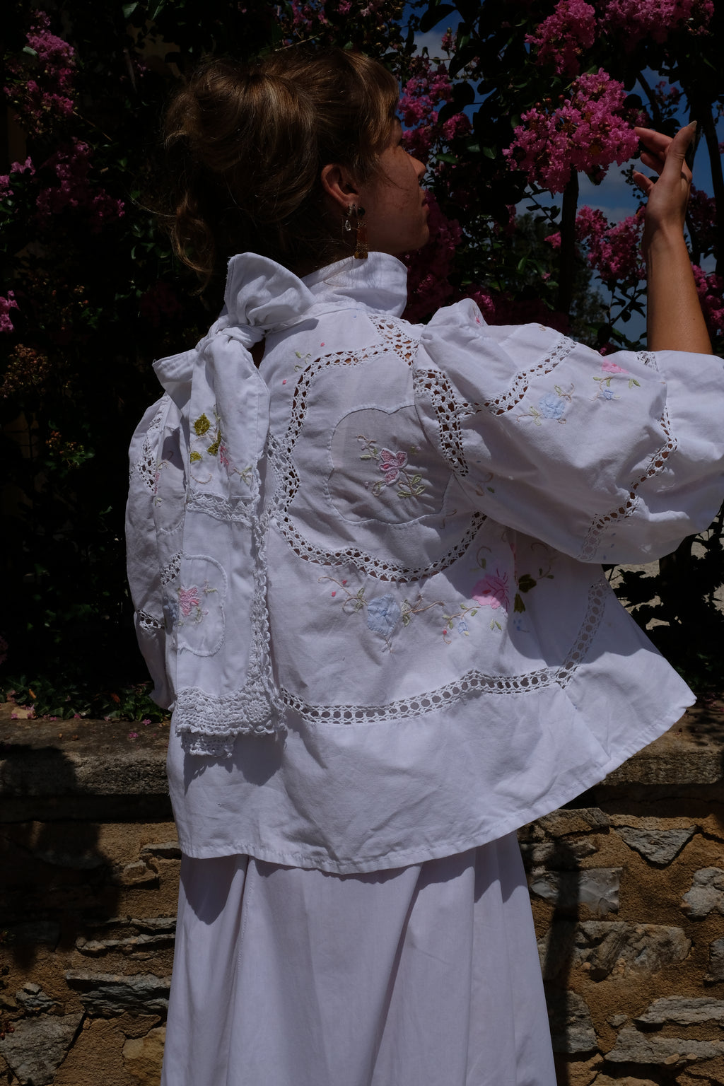 EMMA VERDIER KREMER Blouse Héritage – Fleurs brodées main sur coton blanc