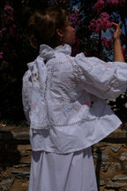 EMMA VERDIER KREMER Blouse Héritage – Fleurs brodées main sur coton blanc