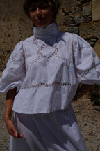 EMMA VERDIER KREMER Blouse Héritage – Fleurs brodées main sur coton blanc