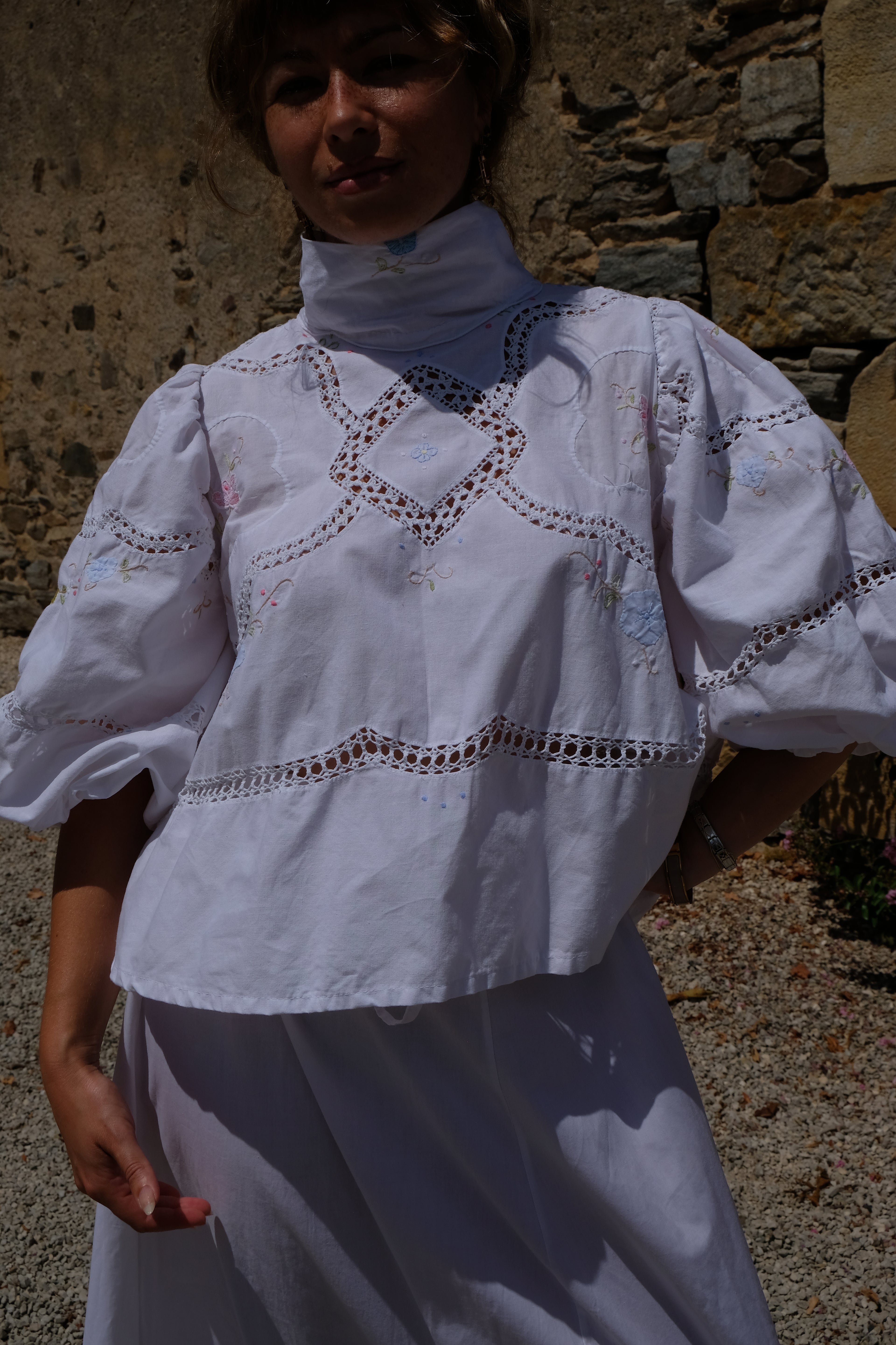 EMMA VERDIER KREMER Blouse Héritage – Fleurs brodées main sur coton blanc