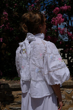 EMMA VERDIER KREMER Blouse Héritage – Fleurs brodées main sur coton blanc