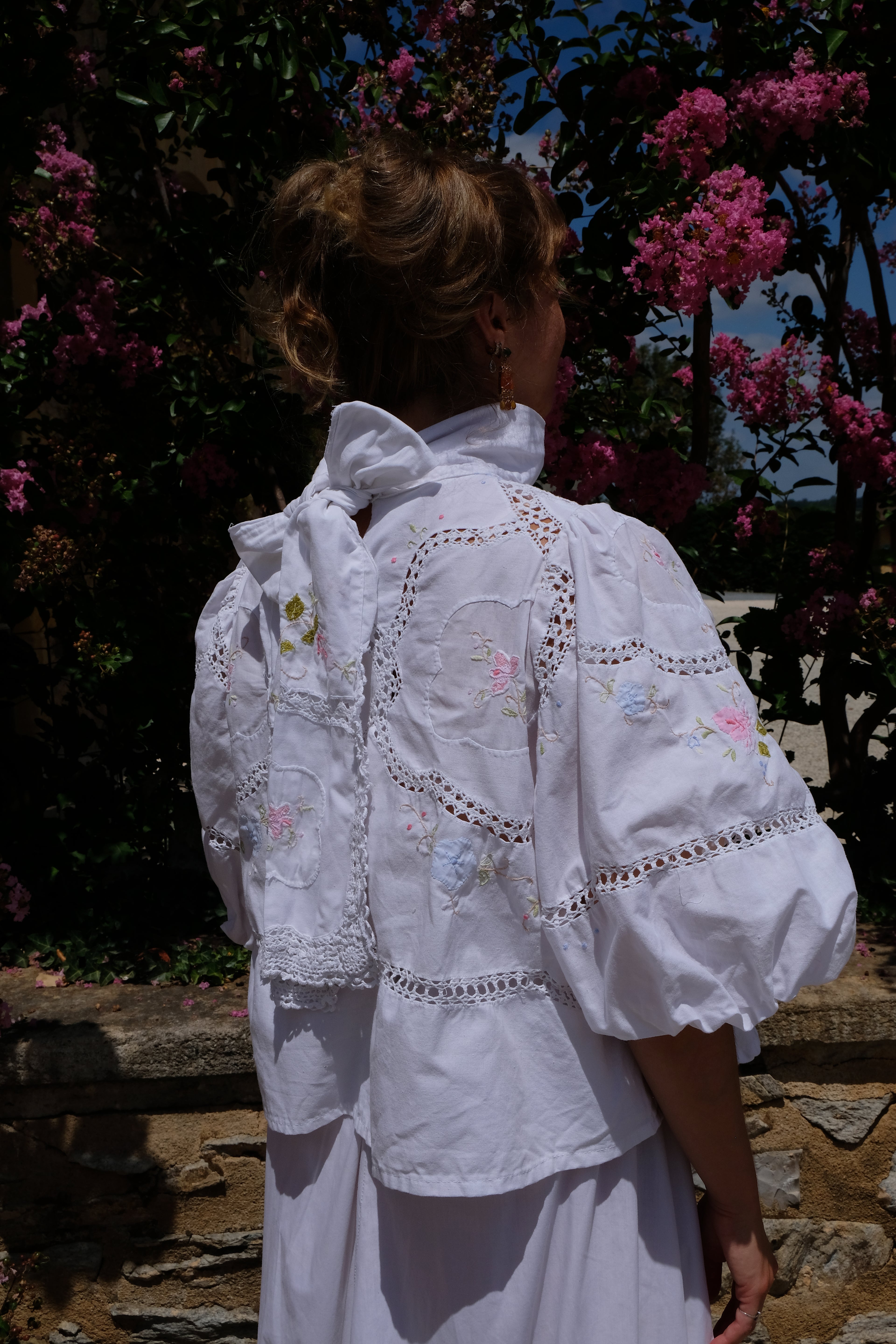 EMMA VERDIER KREMER Blouse Héritage – Fleurs brodées main sur coton blanc