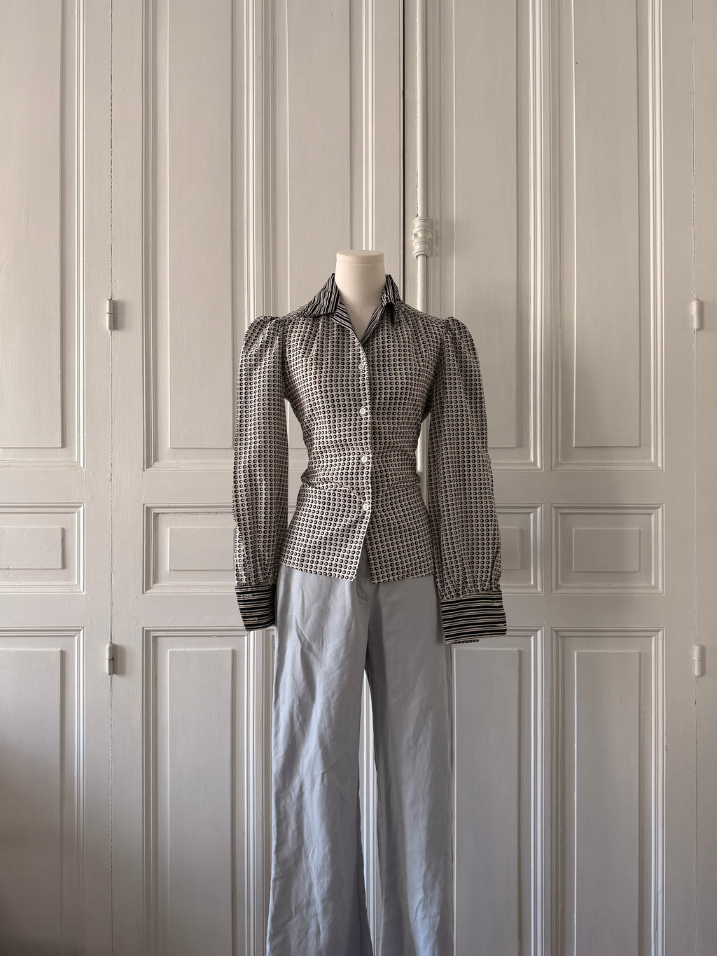 VINTAGE corsage chemisier année 70 noir et blanc manche bouffante col lavalière encolure rayée