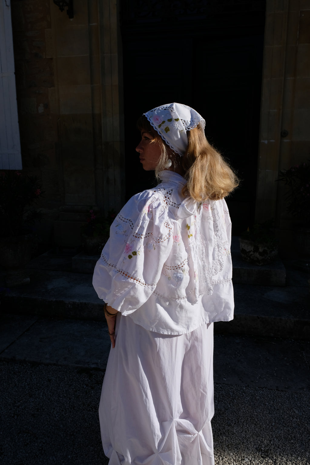 EMMA VERDIER KREMER Blouse Héritage – Fleurs brodées main sur coton blanc