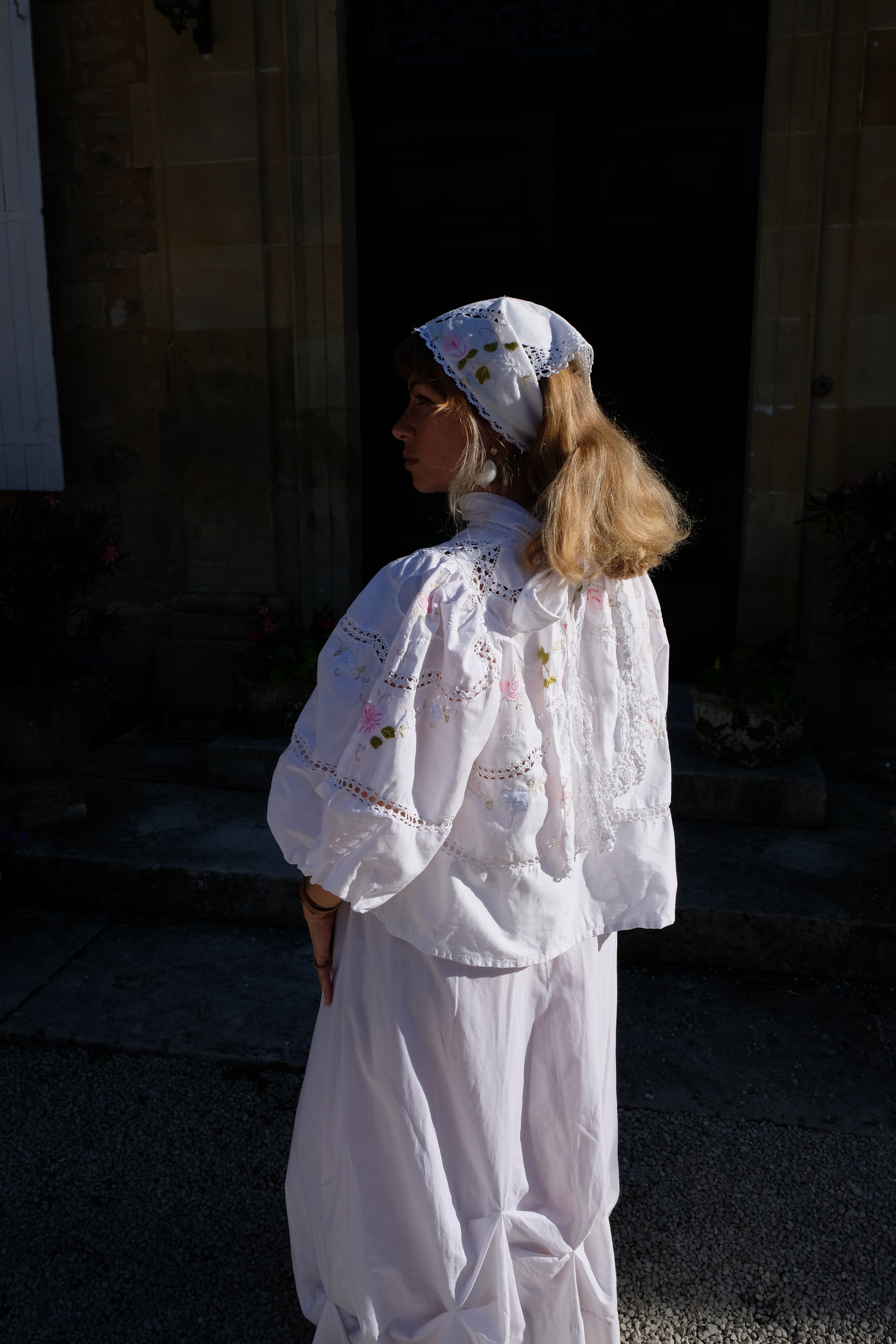 EMMA VERDIER KREMER Blouse Héritage – Fleurs brodées main sur coton blanc
