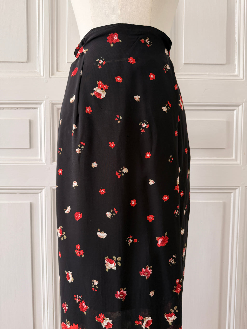 Y2K VINTAGE Jupe portefeuille noire à fleurs rouges