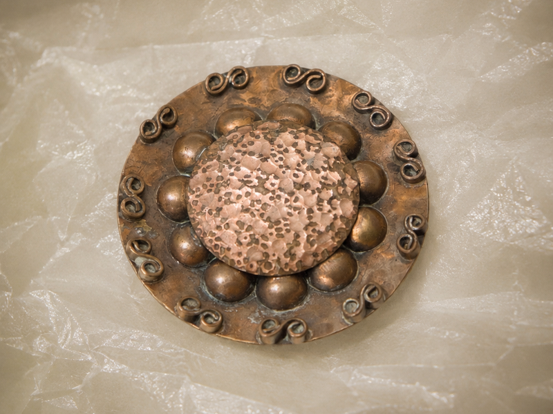 BRONZE Jean AUGIS Broche art déco en bronze émaillé comme des perles