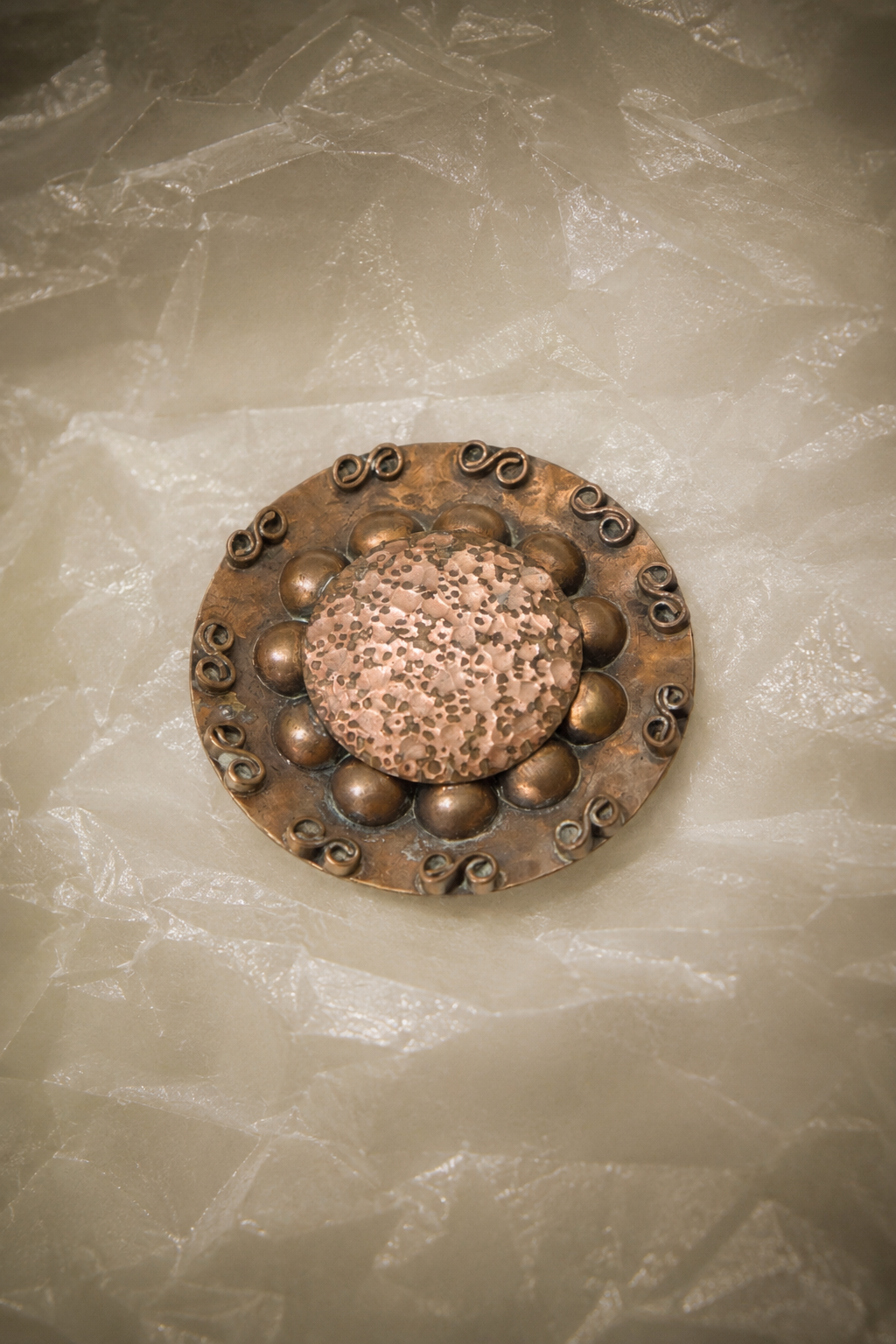 BRONZE Jean AUGIS Broche art déco en bronze émaillé comme des perles