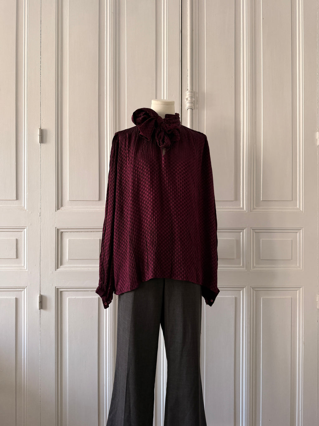 TED LAPIDUS Chemisier en soie manche bouffante col lavallière taille 38