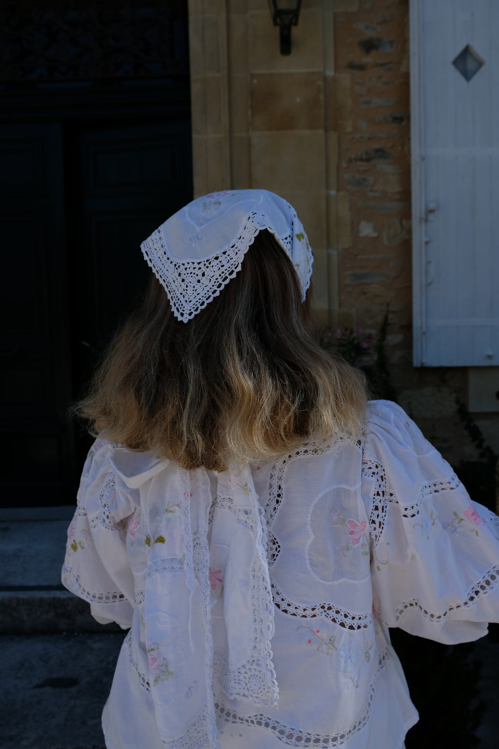 EMMA VERDIER KREMER – Fichu Héritage en coton blanc ancien brodé