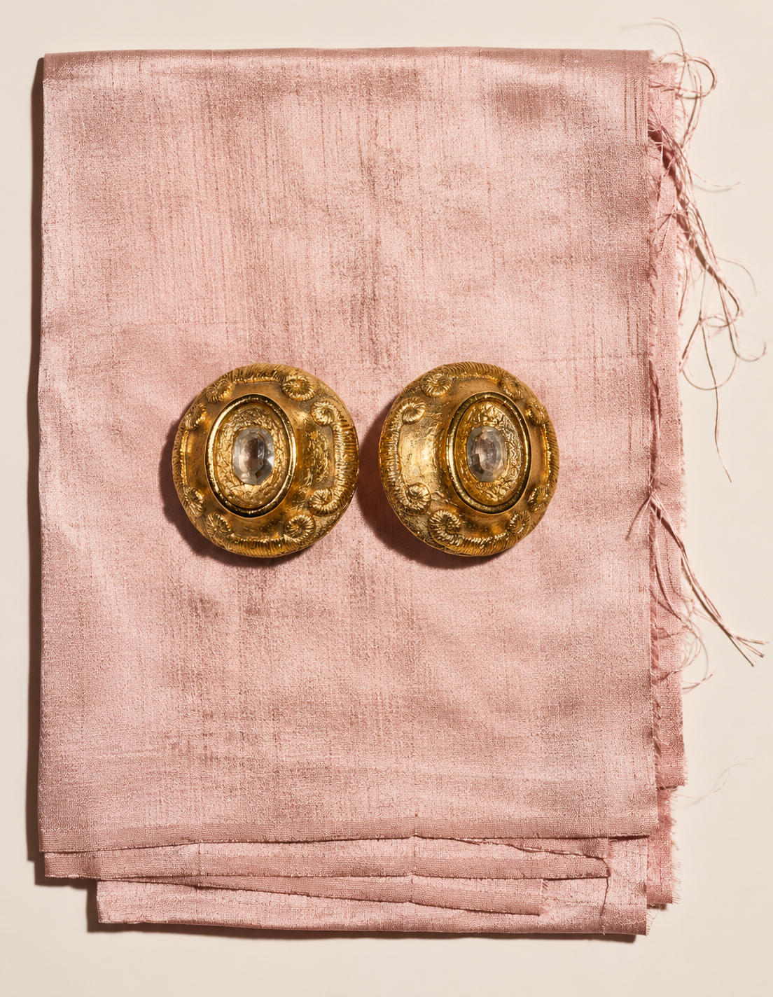 BALENCIAGA Clips baroques plaqués or et strass argenté central