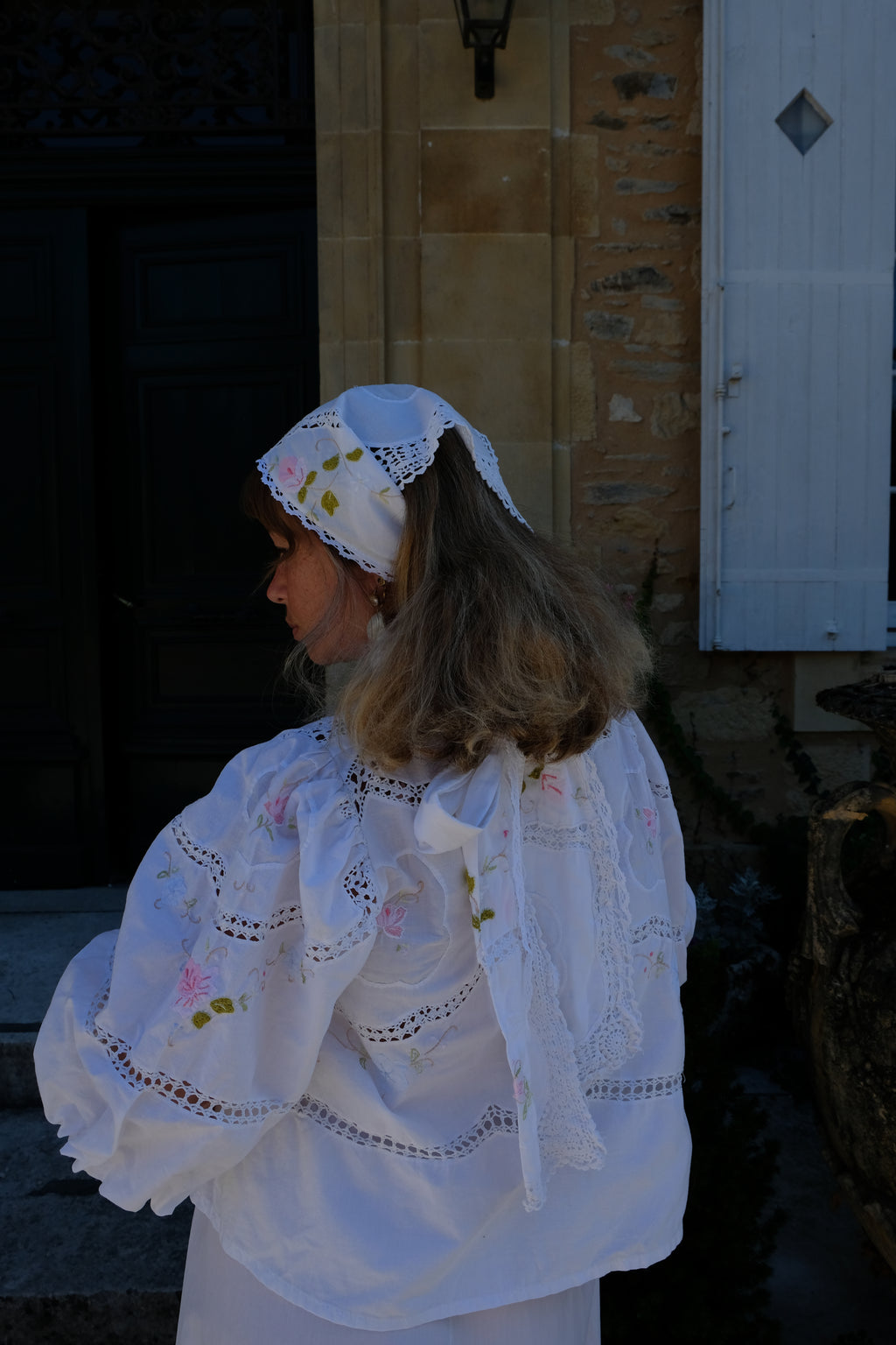 EMMA VERDIER KREMER Blouse Héritage – Fleurs brodées main sur coton blanc