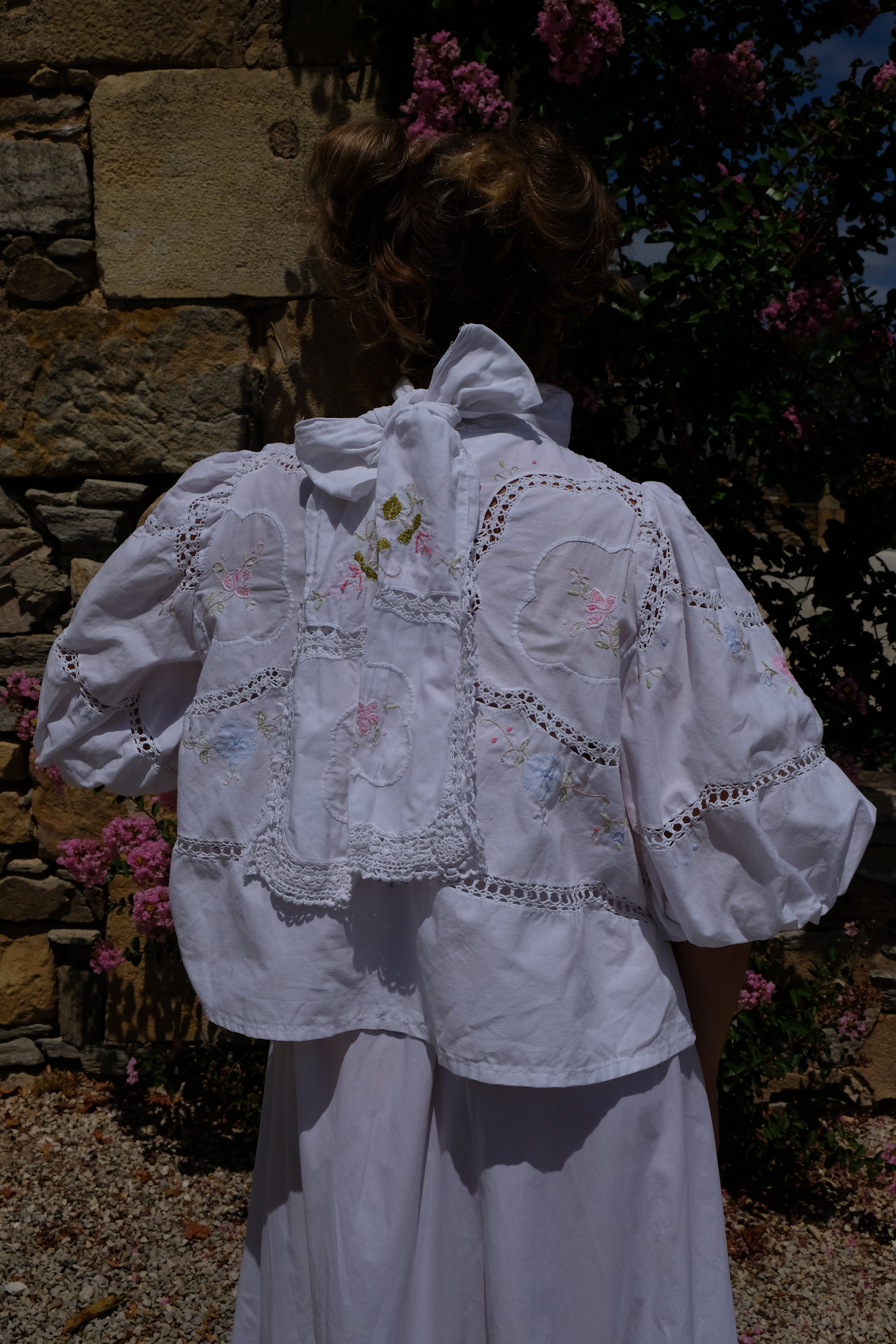 EMMA VERDIER KREMER Blouse Héritage – Fleurs brodées main sur coton blanc