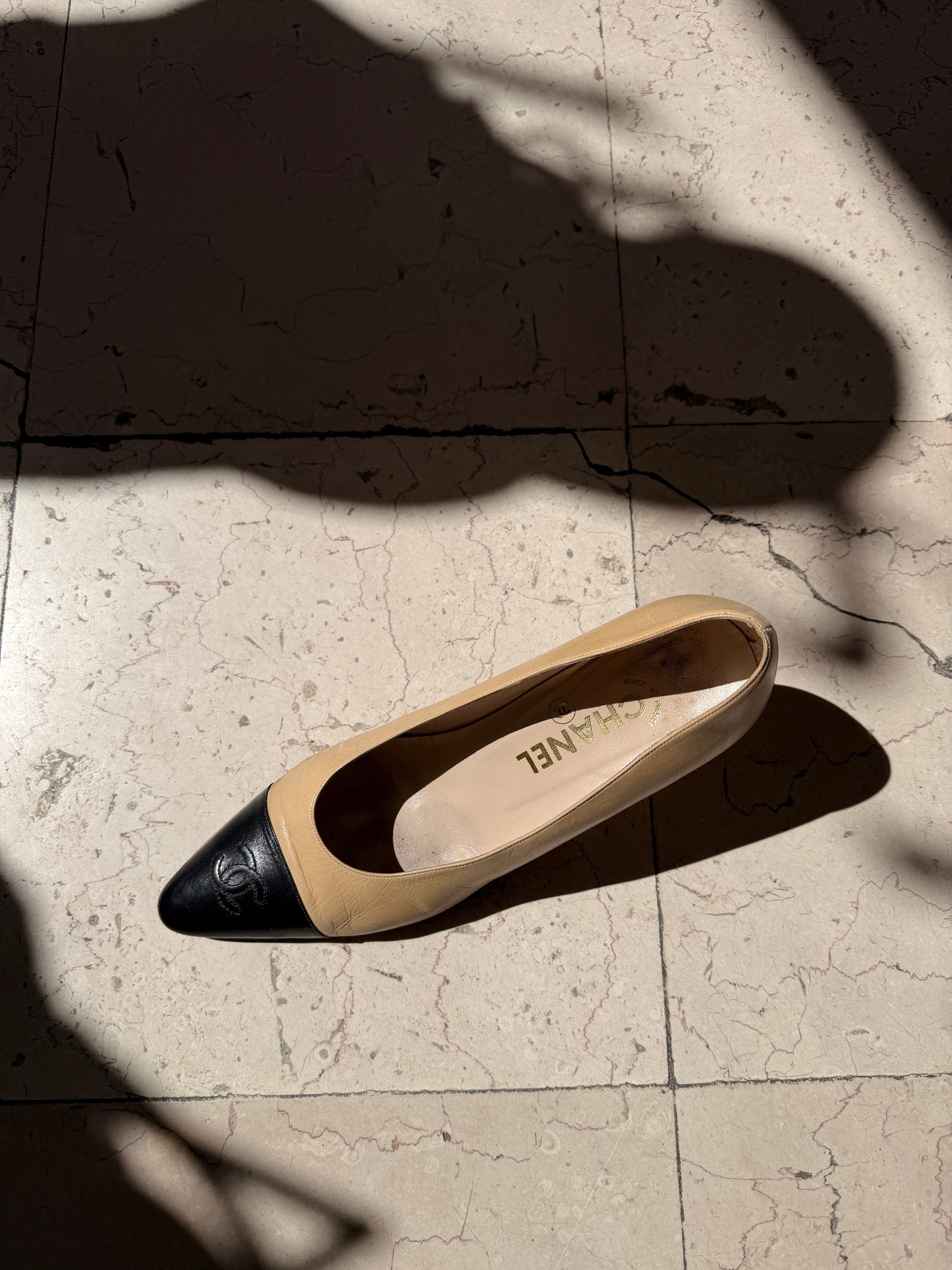CHANEL escarpins cuir bicolore taille 40