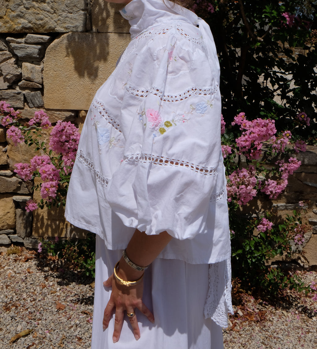 EMMA VERDIER KREMER Blouse Héritage – Fleurs brodées main sur coton blanc