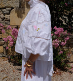 EMMA VERDIER KREMER Blouse Héritage – Fleurs brodées main sur coton blanc