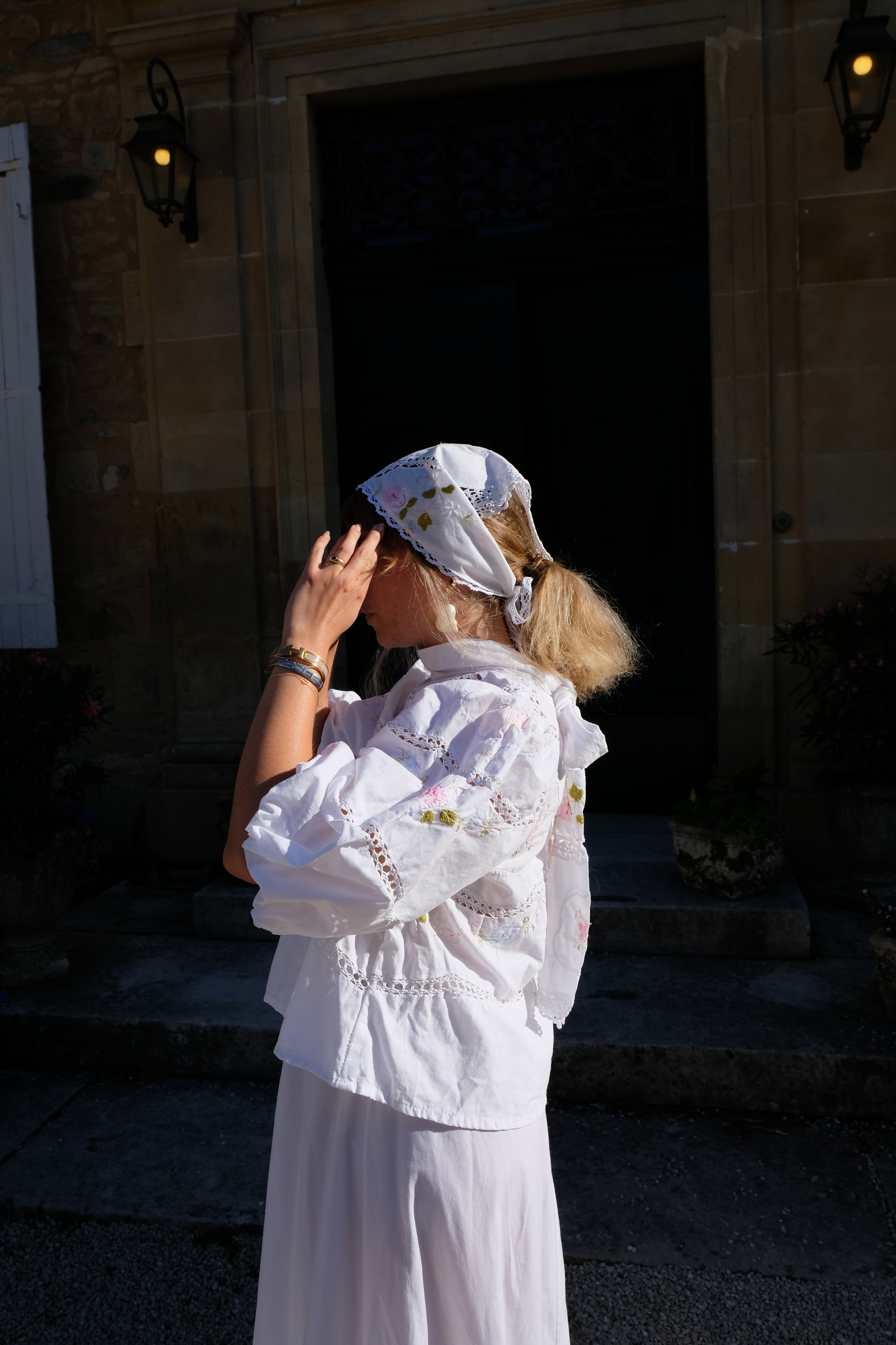 EMMA VERDIER KREMER – Fichu Héritage en coton blanc ancien brodé