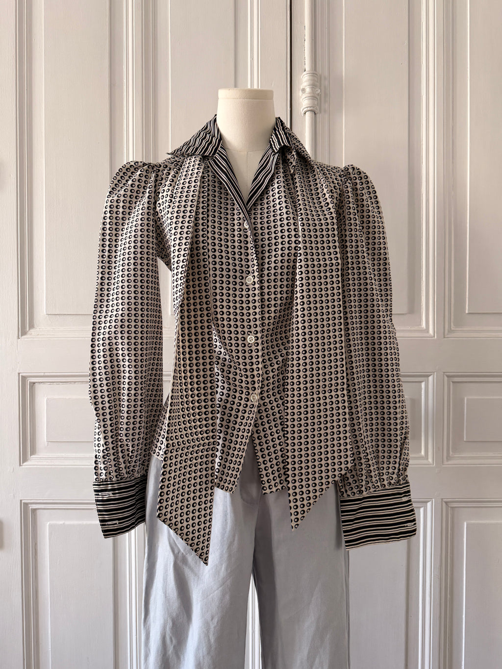 VINTAGE corsage chemisier année 70 noir et blanc manche bouffante col lavalière encolure rayée