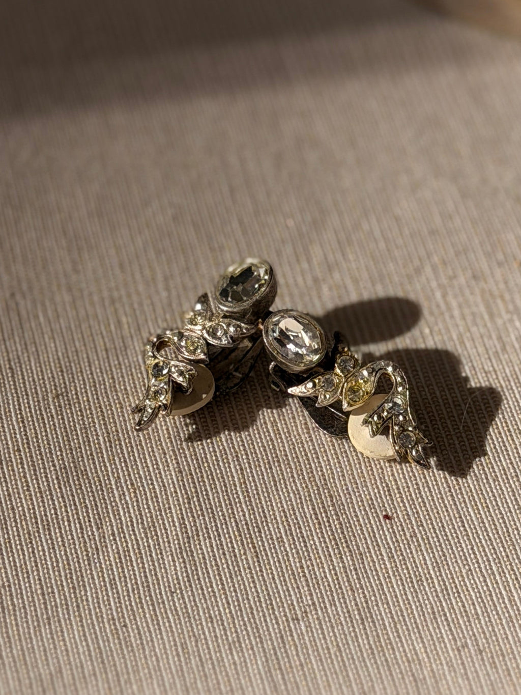 BALENCIAGA Boucles argentées grand strass arabesques et motif végétal