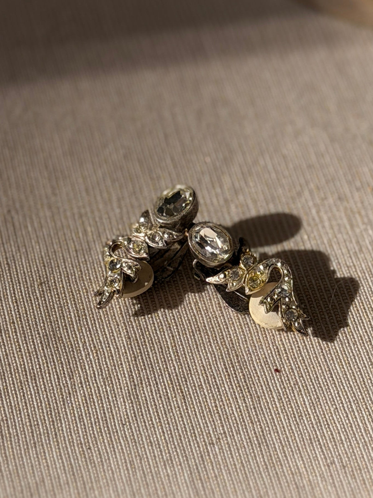 BALENCIAGA Boucles argentées grand strass arabesques et motif végétal