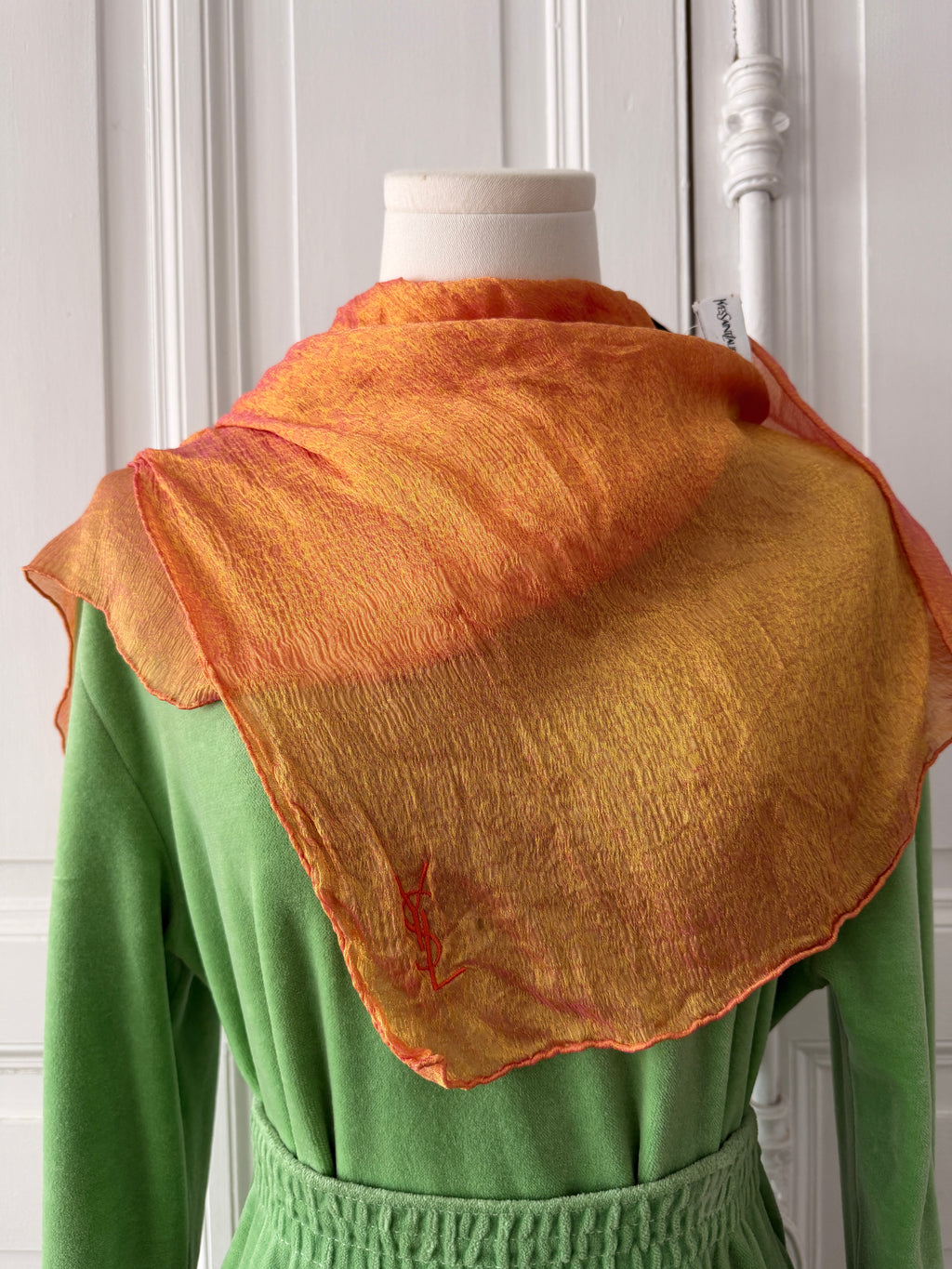 YVES SAINT LAURENT Foulard carré de soie moiré orange soie et viscose