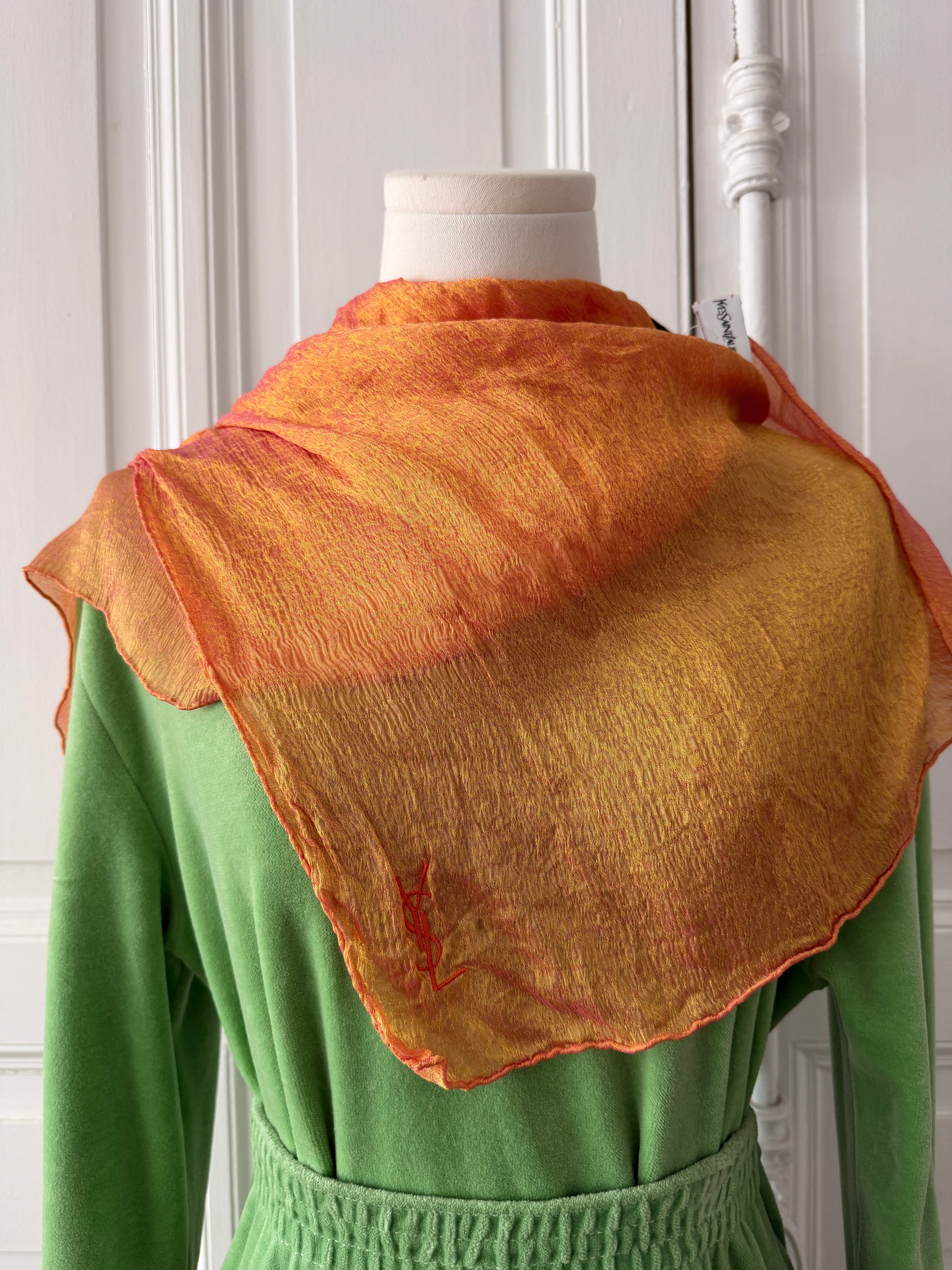 YVES SAINT LAURENT Foulard carré de soie moiré orange soie et viscose