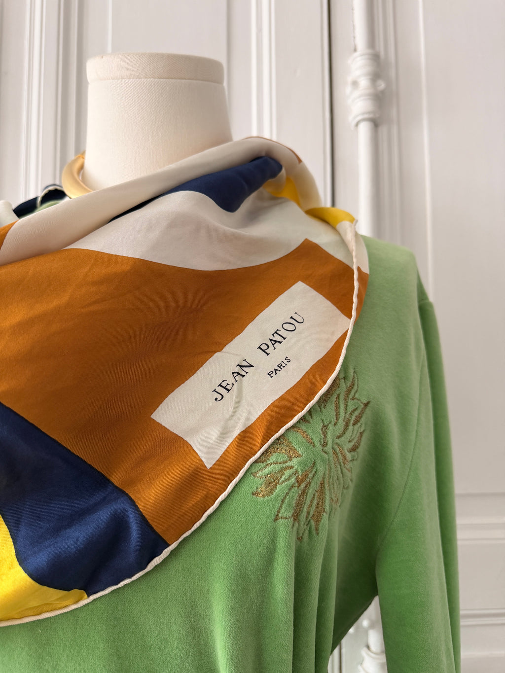 JEAN PATOU foulard carré de soie à motif coloré