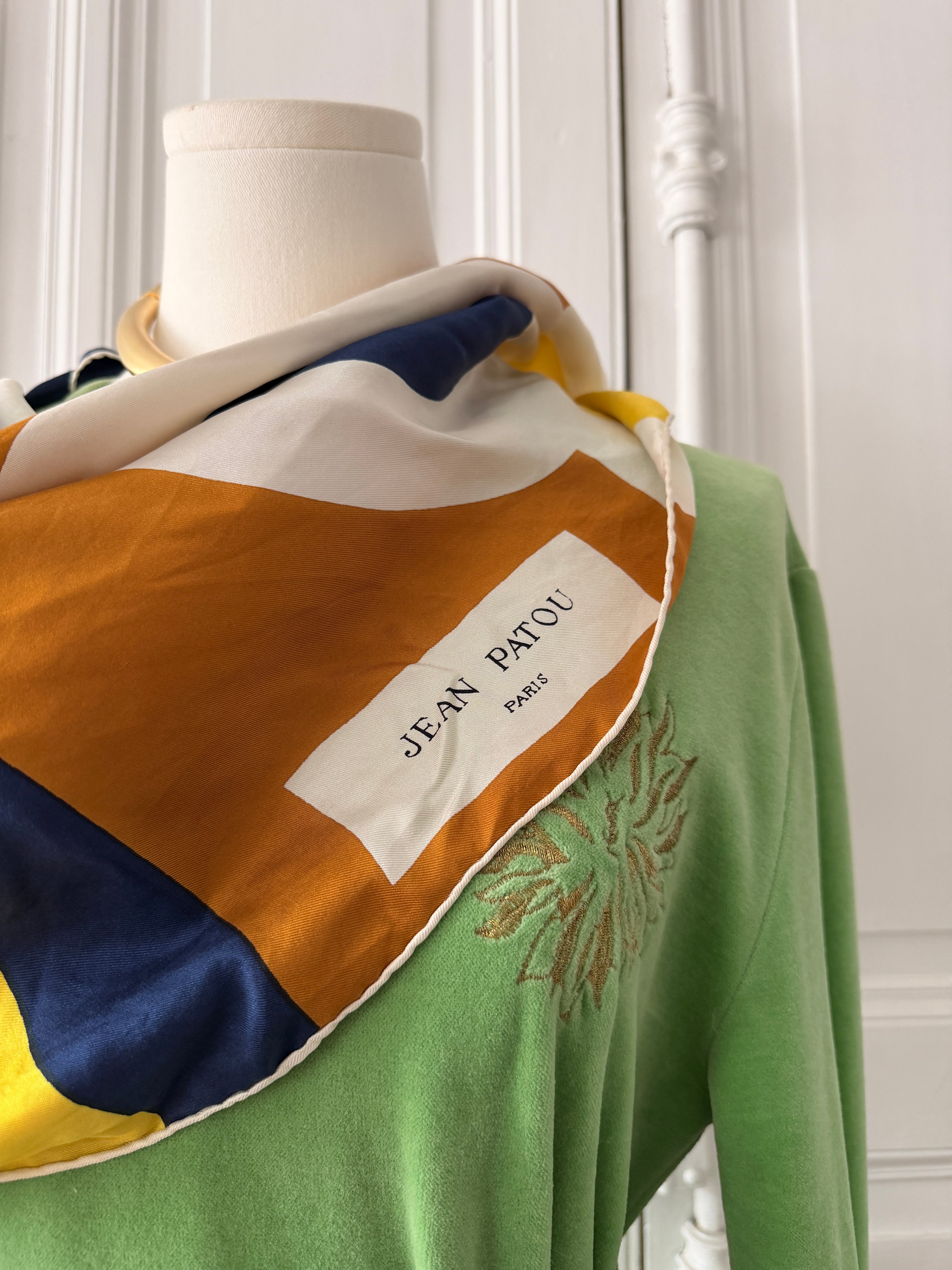 JEAN PATOU foulard carré de soie à motif coloré