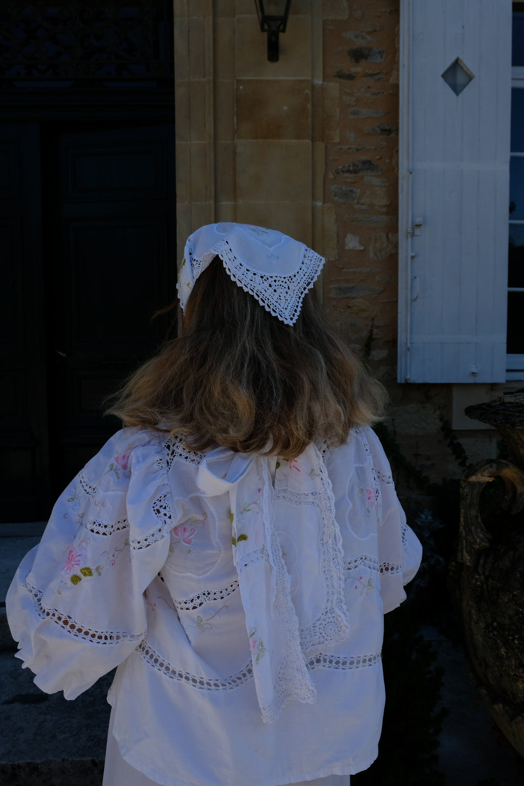 EMMA VERDIER KREMER – Fichu Héritage en coton blanc ancien brodé
