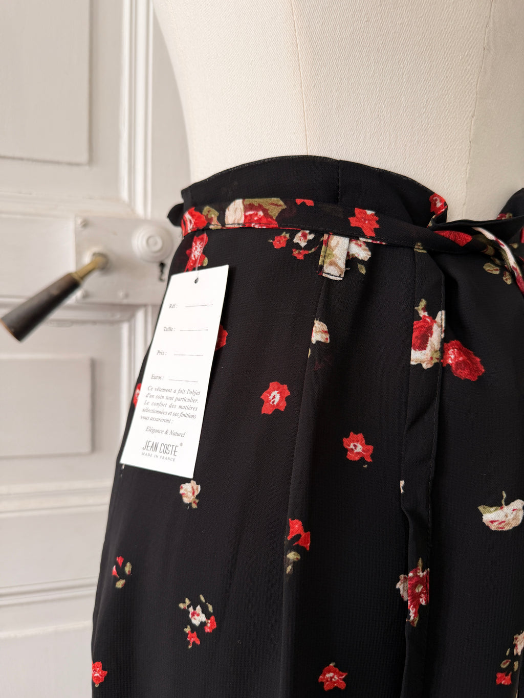 Y2K VINTAGE Jupe portefeuille noire à fleurs rouges