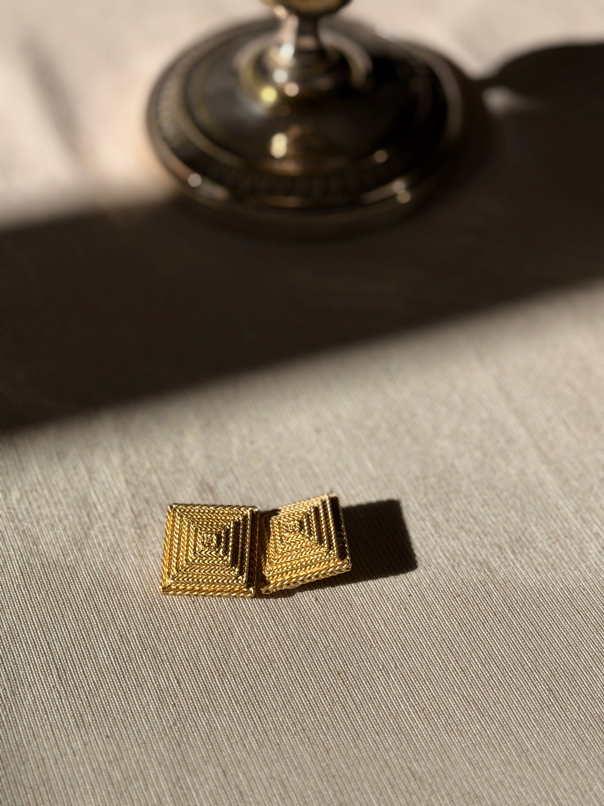 BALENCIAGA Clips relief pyramide plaqué or