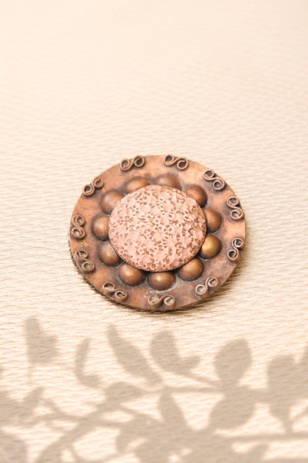 BRONZE Jean AUGIS Broche art déco en bronze émaillé comme des perles