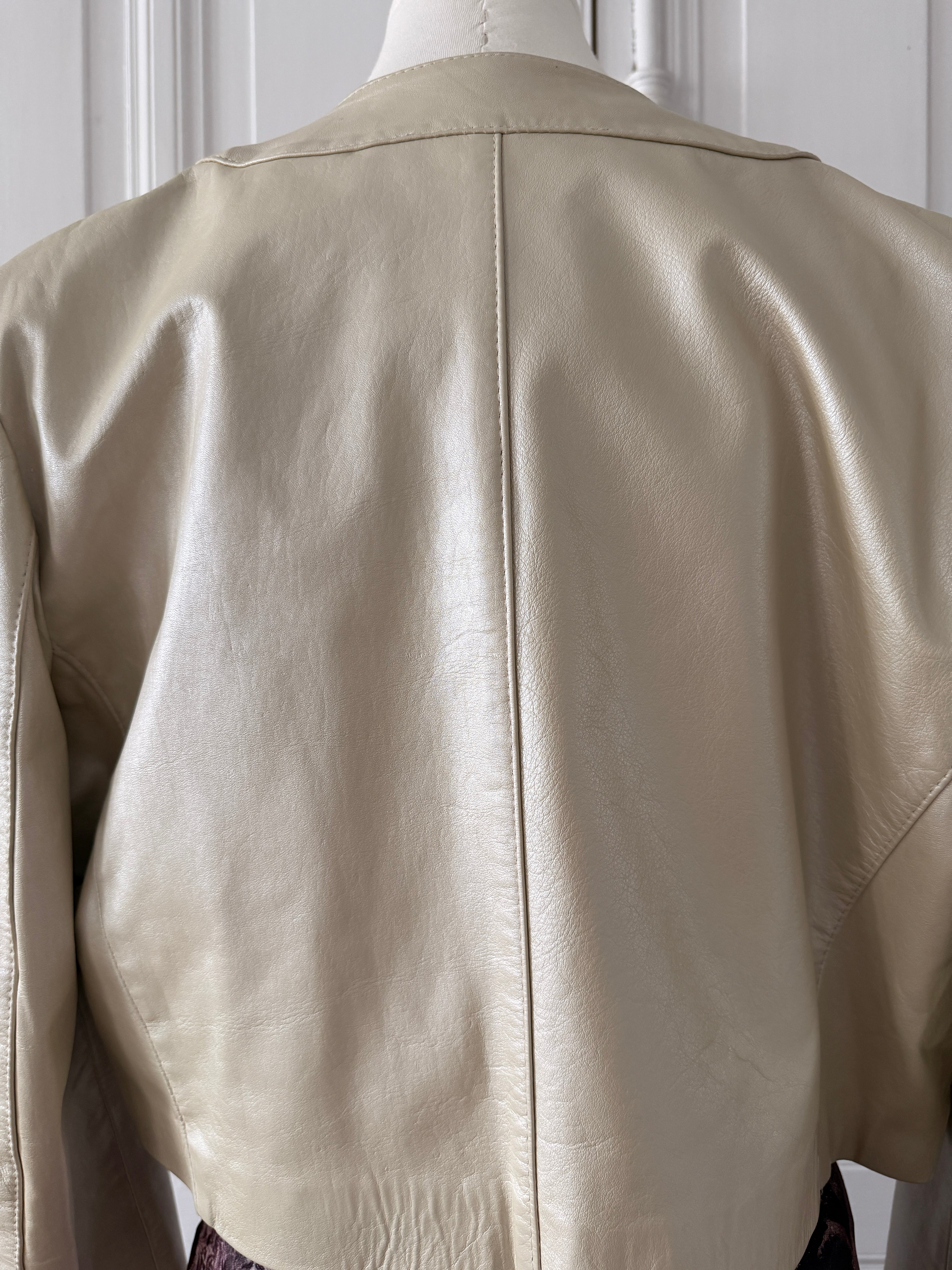 VINTAGE Veste en cuir beige irisé années 80 décoration têtes de lion 38