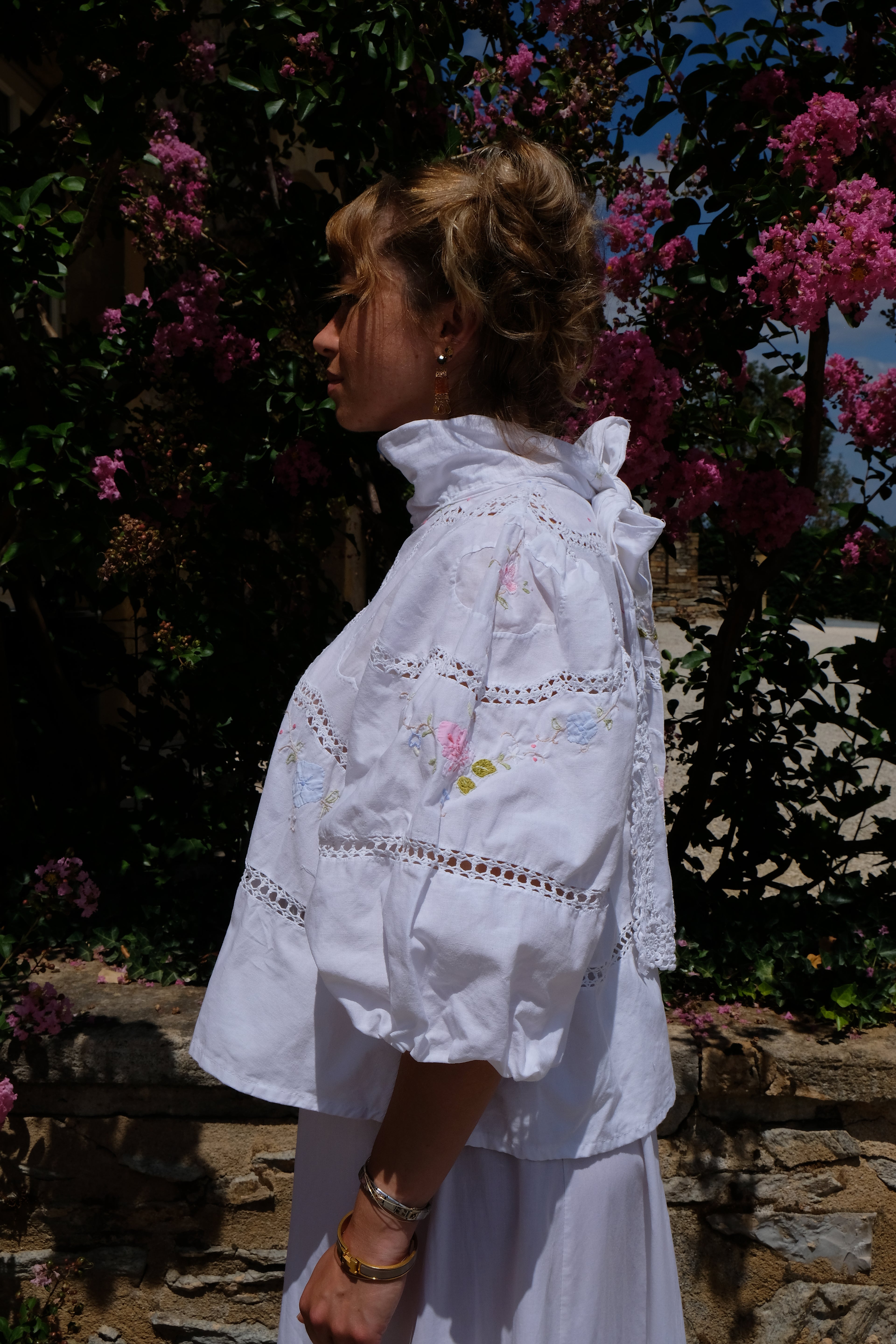EMMA VERDIER KREMER Blouse Héritage – Fleurs brodées main sur coton blanc