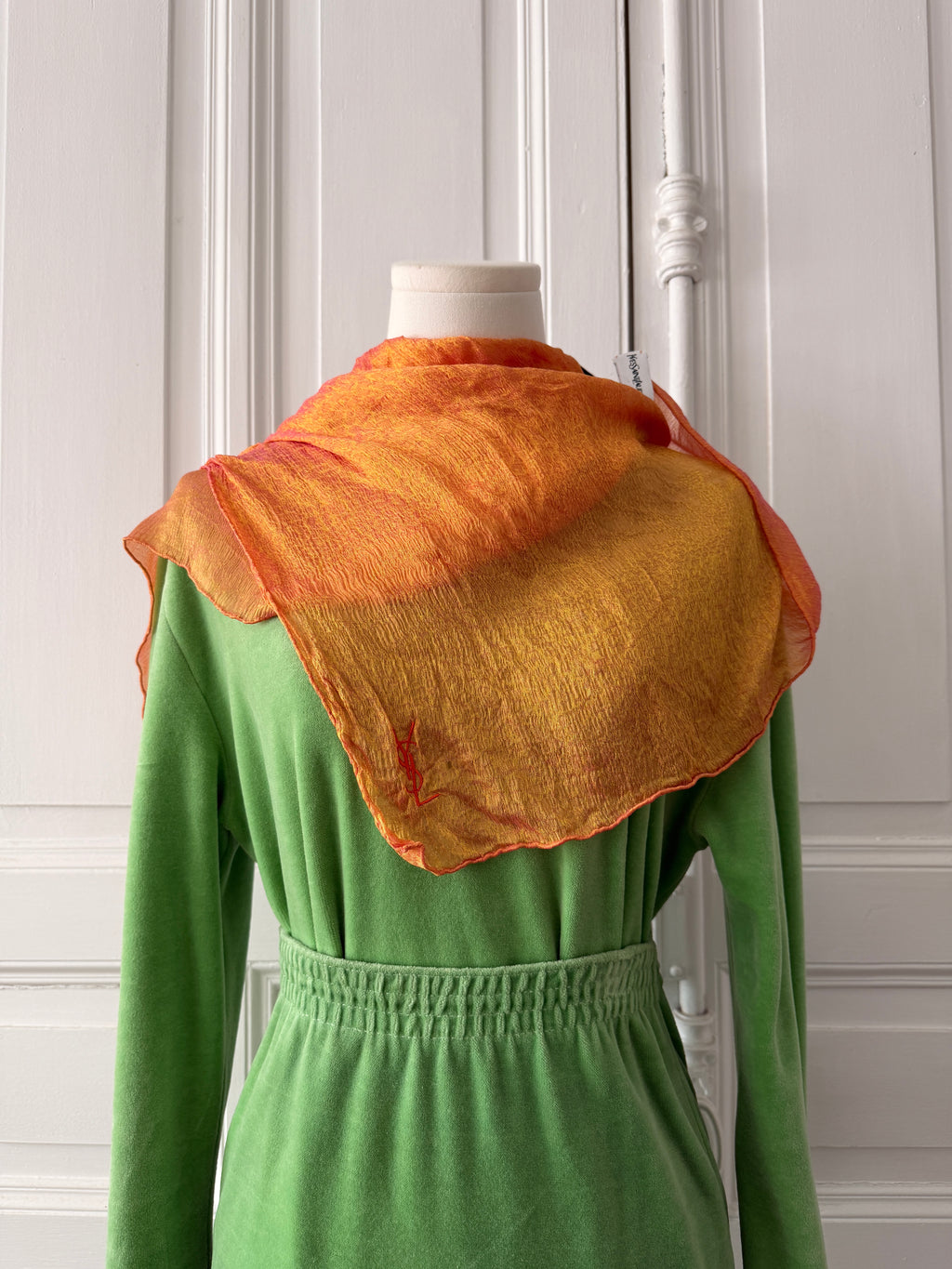 YVES SAINT LAURENT Foulard carré de soie moiré orange soie et viscose
