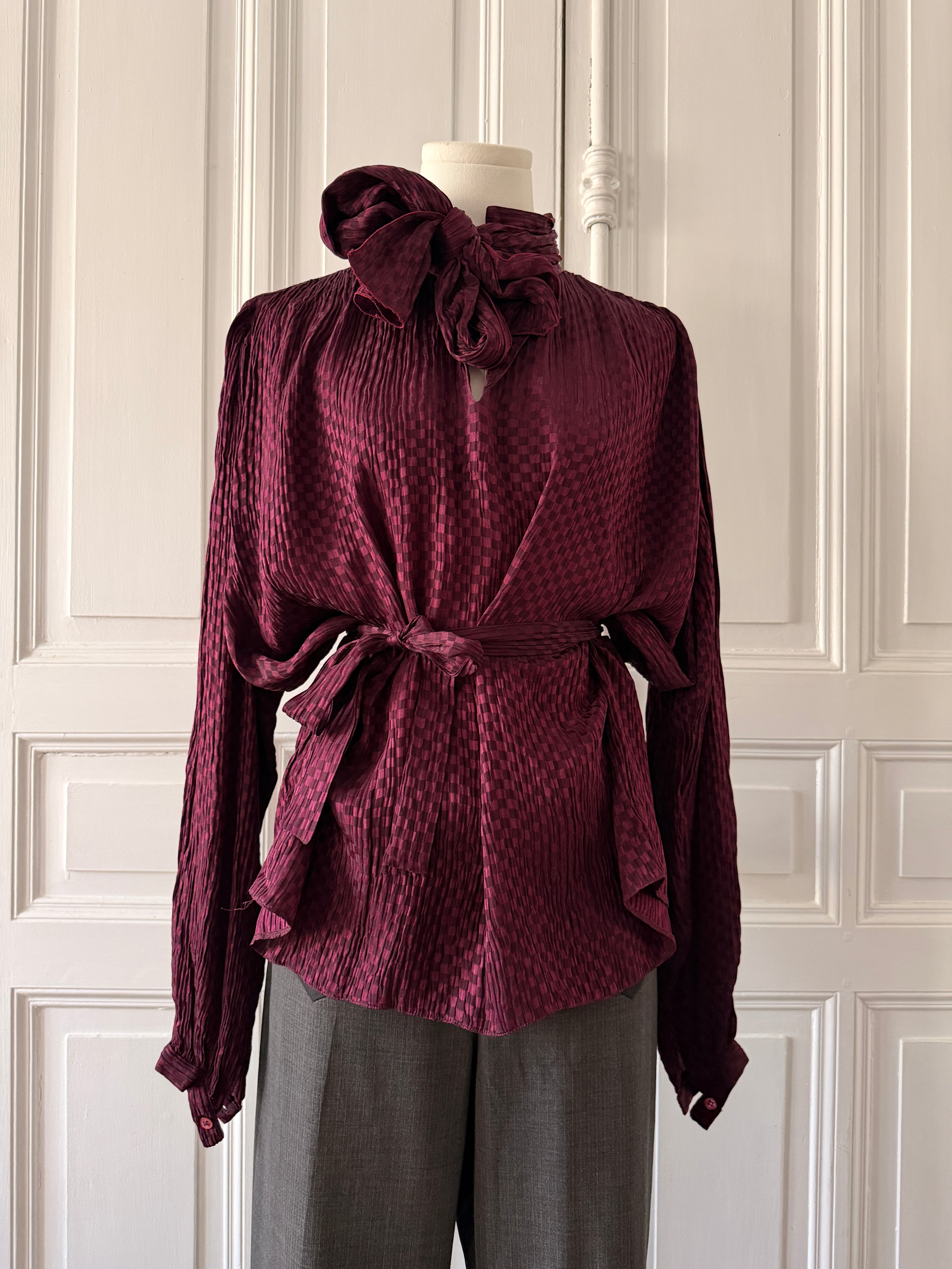 TED LAPIDUS Chemisier en soie manche bouffante col lavallière taille 38
