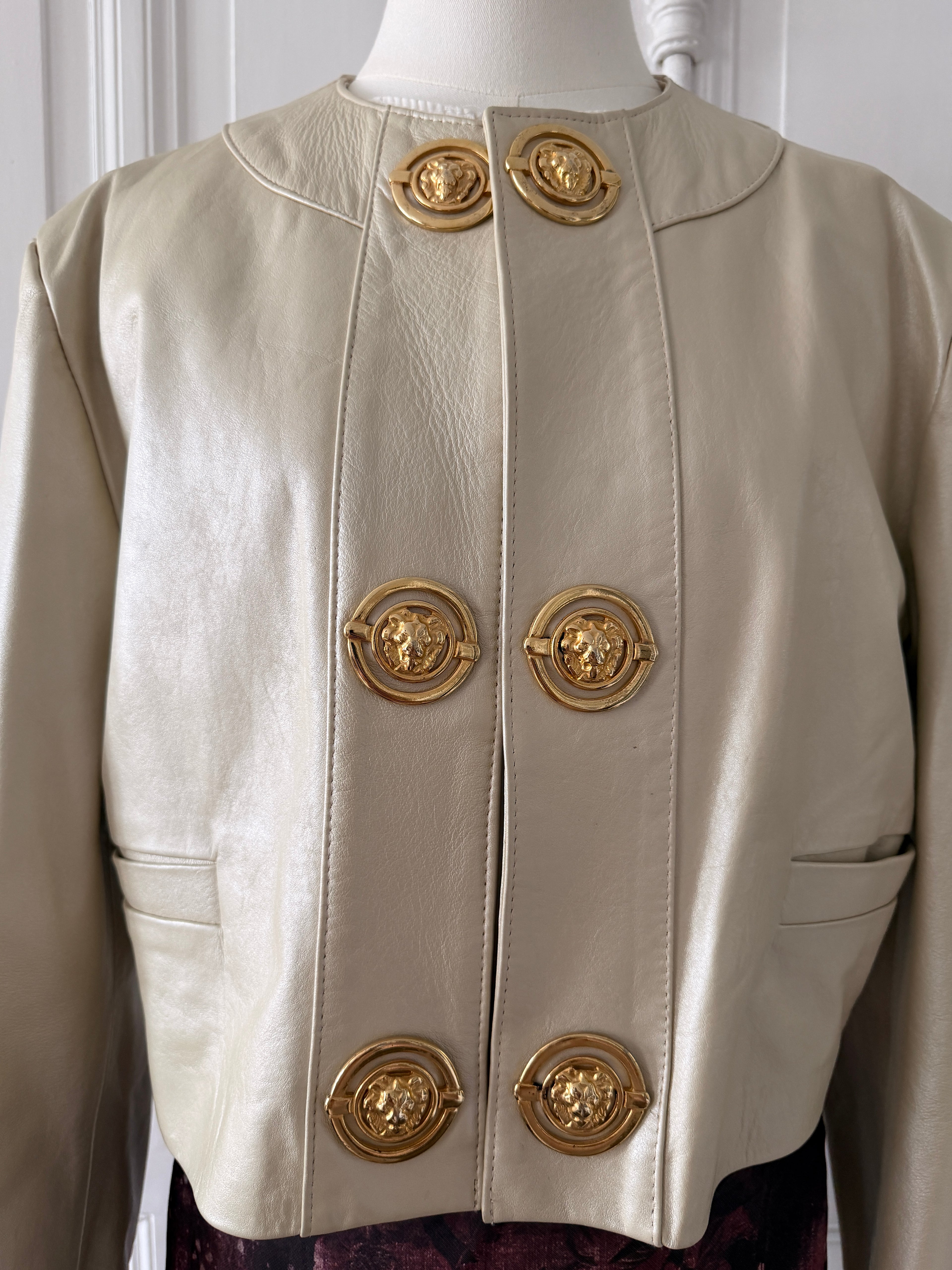 VINTAGE Veste en cuir beige irisé années 80 décoration têtes de lion 38