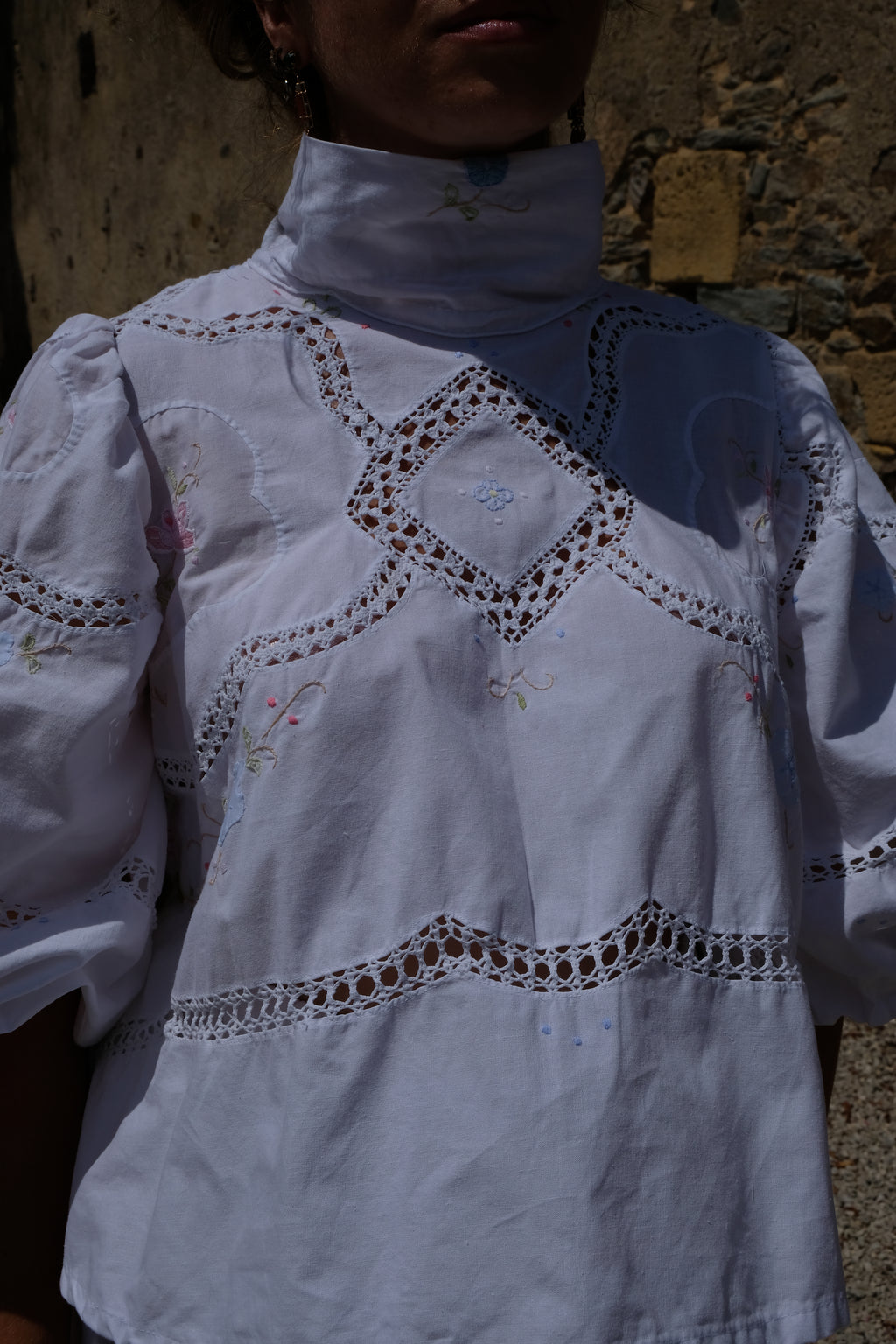 EMMA VERDIER KREMER Blouse Héritage – Fleurs brodées main sur coton blanc