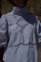 EMMA VERDIER KREMER Blouse Héritage – Fleurs brodées main sur coton blanc