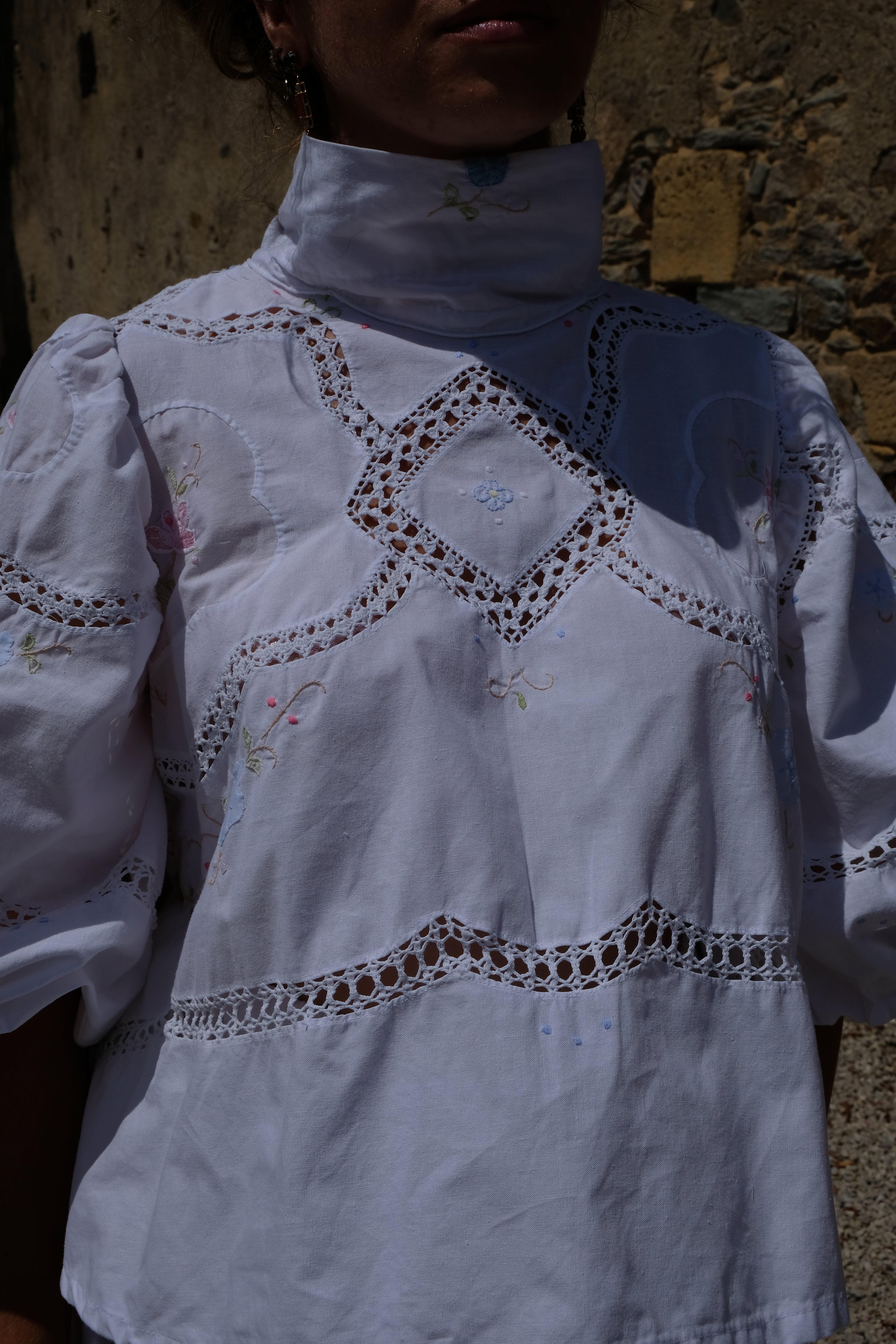 EMMA VERDIER KREMER Blouse Héritage – Fleurs brodées main sur coton blanc