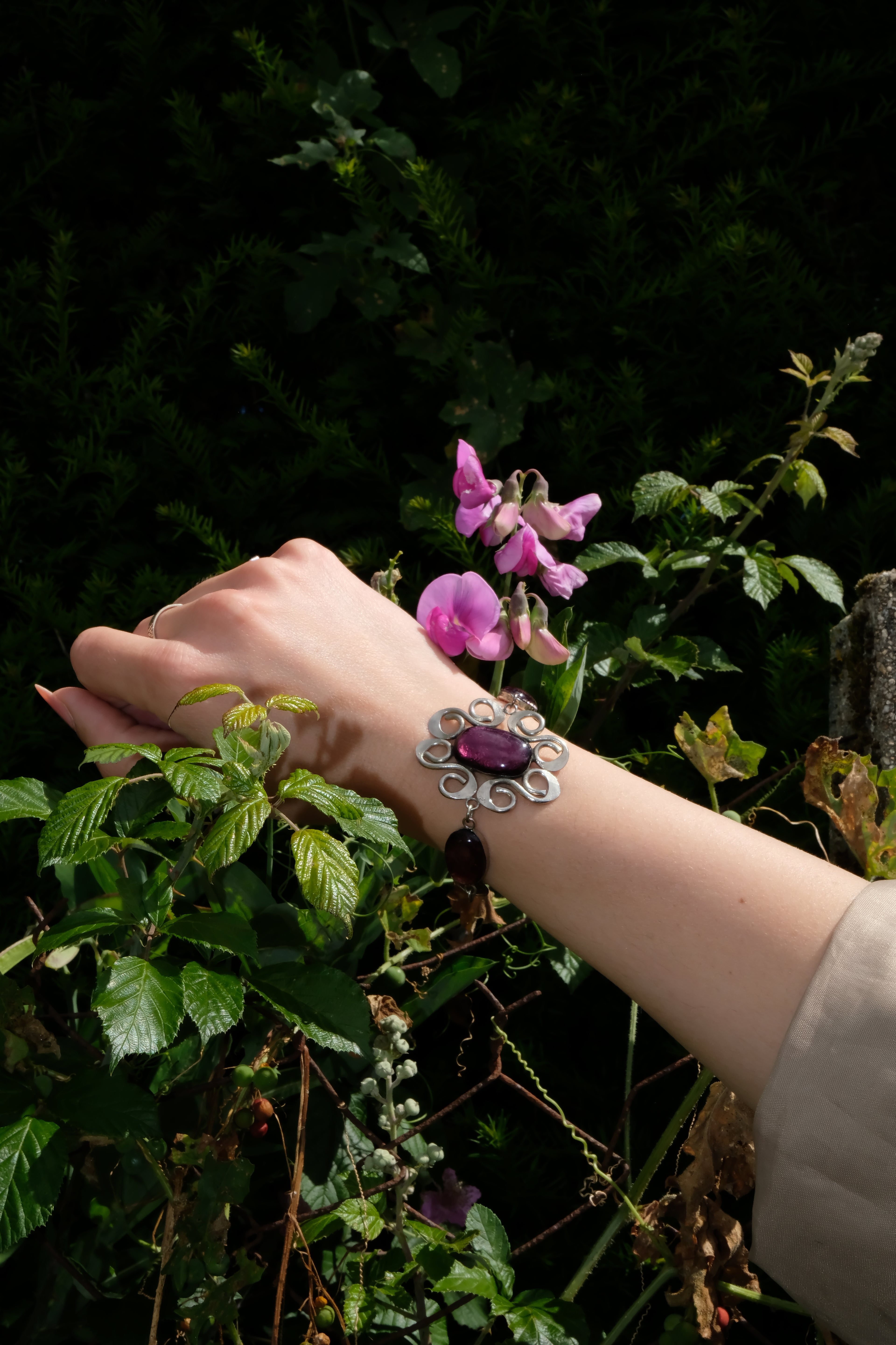Y2K bracelet argenté avec pierres violettes