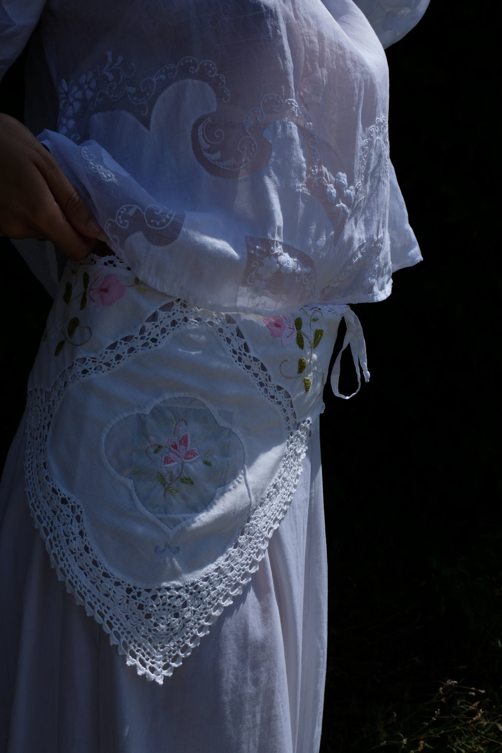 EMMA VERDIER KREMER – Fichu Héritage en coton blanc ancien brodé